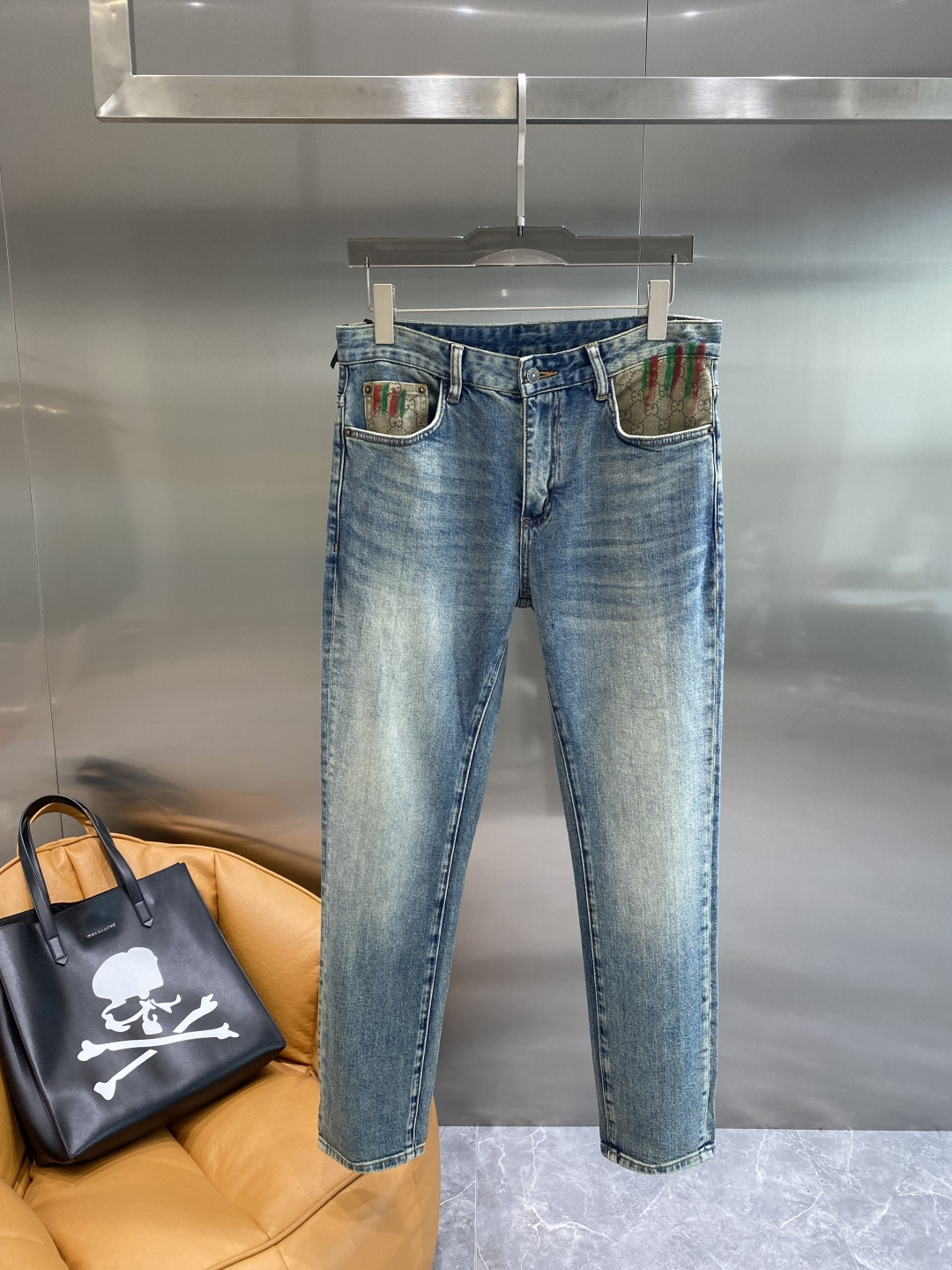 NO:567290,'Gujia' new products at the counter, original jeans, made by original heavy industry, brand classic LOGO design, complete with three standards!  Original hardware accessories. Customized denim fabrics at the counter, completely matched to the counter. You are welcome to try it on at the counter before buying. Don’t be afraid of comparing good products. Size 29-36 next day, gucci, jeans, alexander wang19860909《古家》 专柜新品,原版牛仔裤 原版重工打造,品牌经典LOGO设计,三标齐全！原版五金辅料.专柜定制牛仔面料,完全对版专柜,欢迎专柜试穿后再购买,好货不怕比.码数29-36隔天,,gucci,jeans,alexander wang,Men's clothing