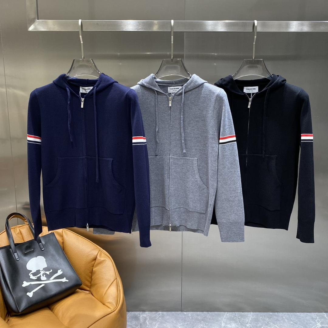 NO:567251,'TB Home' new autumn and winter men's wool knitted cardigan jacket. The counter is selling hot-selling items, and every major fashion buyer star has a versatile item. Simple and fashionable, it is very beautiful, and the upper body is full of gentleman style. The whole sweater not only has exquisite texture and craftsmanship, but also the wiring is even and neat. The overall beauty and elegance ensure that the silhouette of the clothes is not easy to deform. Customized wool fabric  It is neither too loose nor too tight, and has very good recovery properties. A fashion item that is both cold-proof and fashionable in autumn and winter. m-3XL, jackets & coats, sweaters, alexander wang19860909《TB家》 秋冬新款男士羊毛针织开衫外套.专柜在售爆款单品,各大时尚买手明星人手一件的百搭单品.简单时尚甚是好看,上身绅士范十足.整件毛衣不单纹理工艺精美,走线更是精工细作均匀整齐.整体美观大方保证了衣服的廓形不易变形.定制羊毛面料 既不会很宽松也不会很紧绷,恢复性非常好.秋冬御寒与时尚兼备的一款时装单品.m-3XL隔天,,jackets & coats,sweaters,alexander wang,Men's clothing