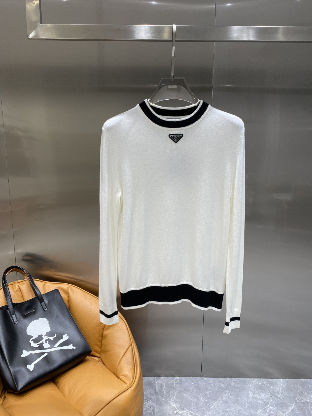 NO:567279,'Pu Jia' 25ss Autumn and Winter The latest and top-quality cardigans, wool sweaters, cardigan sweaters, exquisite color matching and new trendy pullovers, the top quality counters are on sale, top-notch production technology imported fabrics, counter models with unique designs, using imported high-end custom-made imported silk threads with a first-class feel!  On sale on the official website. Size: M-3XL next day, prada, sweaters, alexander wang19860909《普家》 25ss秋冬 最新最顶级开衫羊毛针织衫开衫毛衣,精致配色融合新款潮套头衫,最顶级的品质专柜在售,顶级制作工艺进口面料,专柜款独特设计,采用进口高端订制进口丝线手感一流！官网在售. 码数:M-3XL隔天,,prada,sweaters,alexander wang,Men's clothing