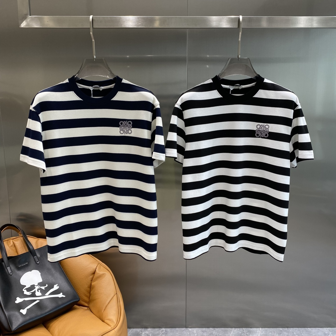 NO:567261,'Luojia' new debut counter latest short-sleeved round neck T-shirt with high-end customization and avant-garde fashion design!  The brand logo is designed with heavy craftsmanship. High-end customized mercerized long-staple cotton fabric. Soft to the touch. Comfortable to wear. Exquisite stitching at the counter level. Fine workmanship. The upper body effect is incomparably handsome!  A must-have item for a stylish man!  Size M-3XL next day, loewe, T-shirt, tees, t-shirt, alexander wang19860909《罗家》 新款首发专柜最新款短袖圆领T恤 高端订制 设计前卫时尚！品牌logo重工艺设计 高端定制丝光长绒棉面料.手感柔软.穿着舒适.专柜级别精致车线.做工精细.上身效果无敌帅气！型男必备单品！ 码数M-3XL 隔天,,loewe,T-shirt,tees，t-shirt,alexander wang,Men's clothing