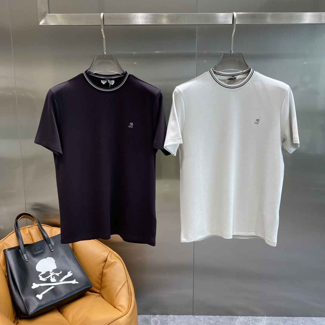 NO:567258,'Bajia' The latest short-sleeved round neck T-shirt at the new launch counter, high-end customization, avant-garde and fashionable design!  The brand logo is designed with heavy craftsmanship. High-end customized mercerized long-staple cotton fabric. Soft to the touch. Comfortable to wear. Exquisite stitching at the counter level. Fine workmanship. The upper body effect is incomparably handsome!  A must-have item for a stylish man!  Size M-3XL next day,,burberry,T-shirt,tees,t-shirt,alexander wang19860909《巴家》 新款首发专柜最新款短袖圆领T恤 高端订制 设计前卫时尚！品牌logo重工艺设计 高端定制丝光长绒棉面料.手感柔软.穿着舒适.专柜级别精致车线.做工精细.上身效果无敌帅气！型男必备单品！ 码数M-3XL 隔天,,burberry,T-shirt,tees，t-shirt,alexander wang,Men's clothing