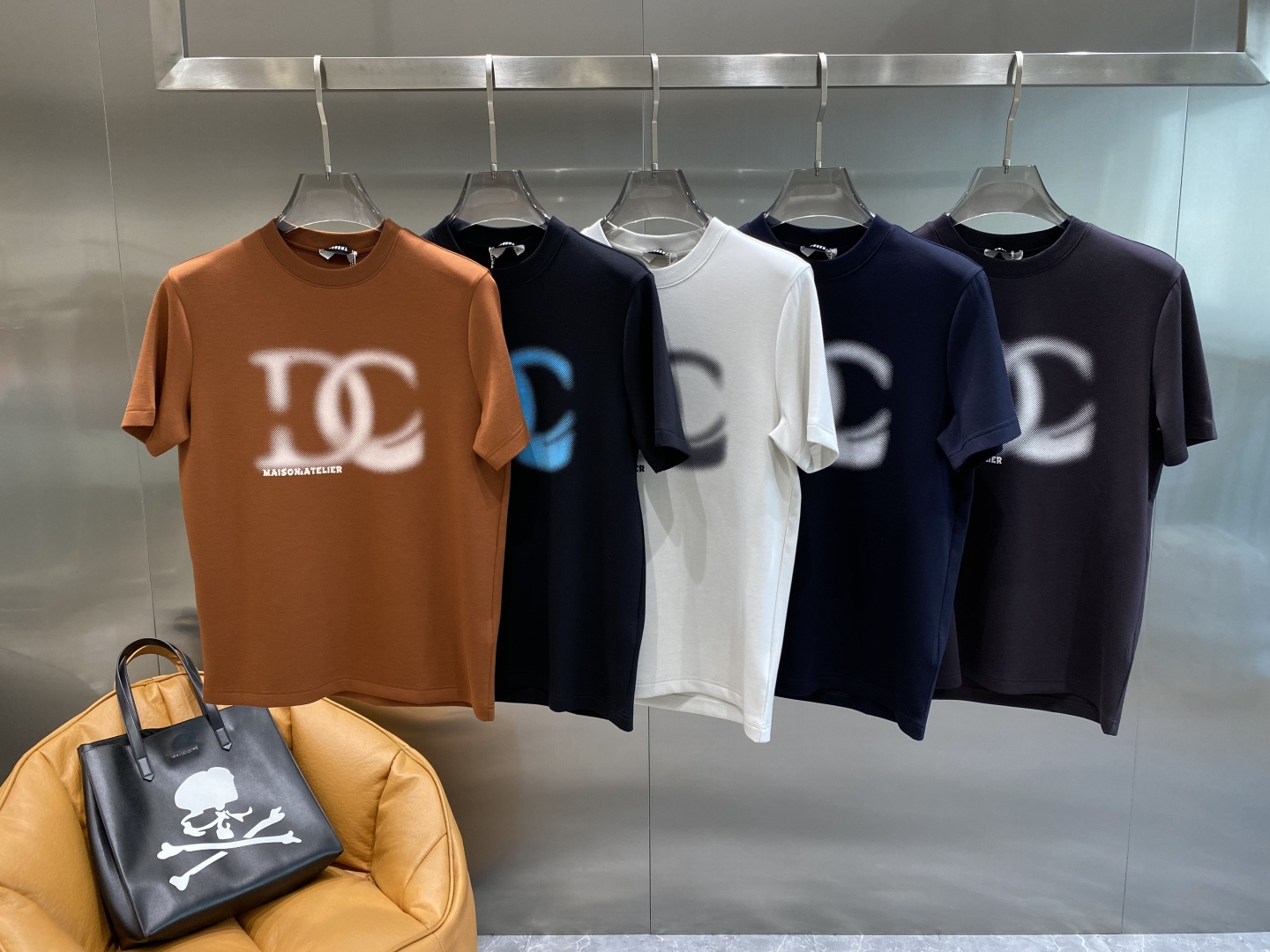 NO:567296,'DG Home' The latest short-sleeved round neck T-shirt at the new launch counter, high-end customized design, avant-garde and fashionable!  The brand logo is designed with heavy craftsmanship. High-end customized mercerized long-staple cotton fabric. Soft to the touch. Comfortable to wear. Exquisite stitching at the counter level. Fine workmanship. The upper body effect is incomparably handsome!  A must-have item for a stylish man!  Size M-3XL next day,,gucci,T-shirt,tees,t-shirt,alexander wang19860909《DG家》 新款首发专柜最新款短袖圆领T恤 高端订制 设计前卫时尚！品牌logo重工艺设计 高端定制丝光长绒棉面料.手感柔软.穿着舒适.专柜级别精致车线.做工精细.上身效果无敌帅气！型男必备单品！ 码数M-3XL 隔天,,gucci,T-shirt,tees，t-shirt,alexander wang,Men's clothing