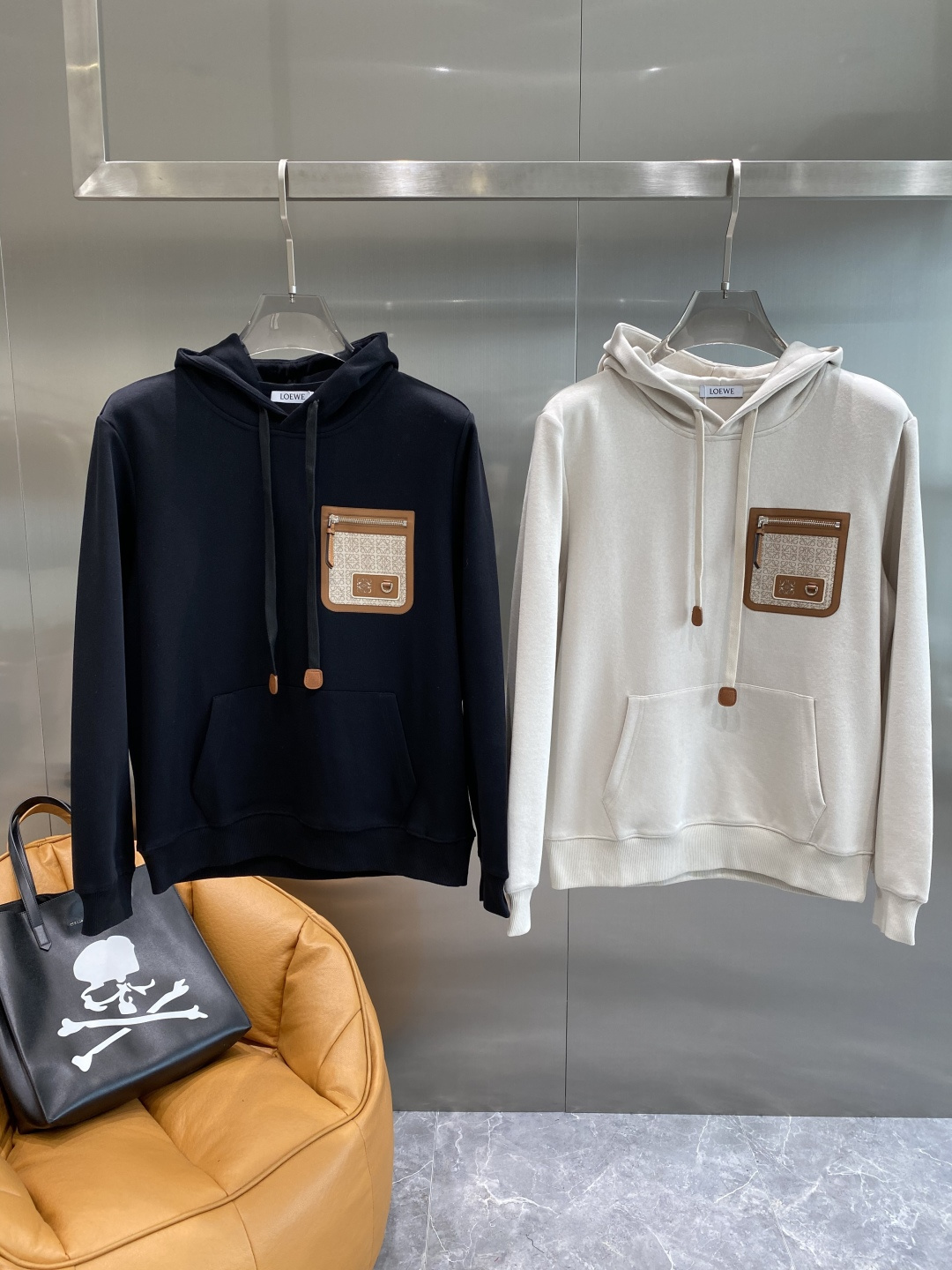 NO:595172,'Luo Yijia' 2025ss latest autumn and winter counters have the same style for the first time!  High-end fashionable casual sweatshirt, the super authentic upper body will instantly transform you into an oppa!  Simple and fashionable three-dimensional tailoring, unique craftsmanship, original factory production, excellent upper body effect, showing confident temperament; all details show perfect quality. The classic logo on the chest symbolizes the brand's supreme quality. Owning it is the beginning of another fashion, size M-3XL, loewe, hoodie, sweatshirts, alexander wang19860909《罗意家》 2025ss秋冬最新款专柜同款首发！高端时尚休闲卫衣,超正版型上身瞬间变欧巴！简约时尚的三维裁剪,工艺独特,原单代工厂出品 上身效果极佳,彰显自信气质；所有细微处尽情展现完美品质胸口的经典Logo象征了品牌至高的品质,拥有,便是另一种时尚的开始,码数M—3XL隔天,,loewe,hoodie,sweatshirts,alexander wang,Men's clothing