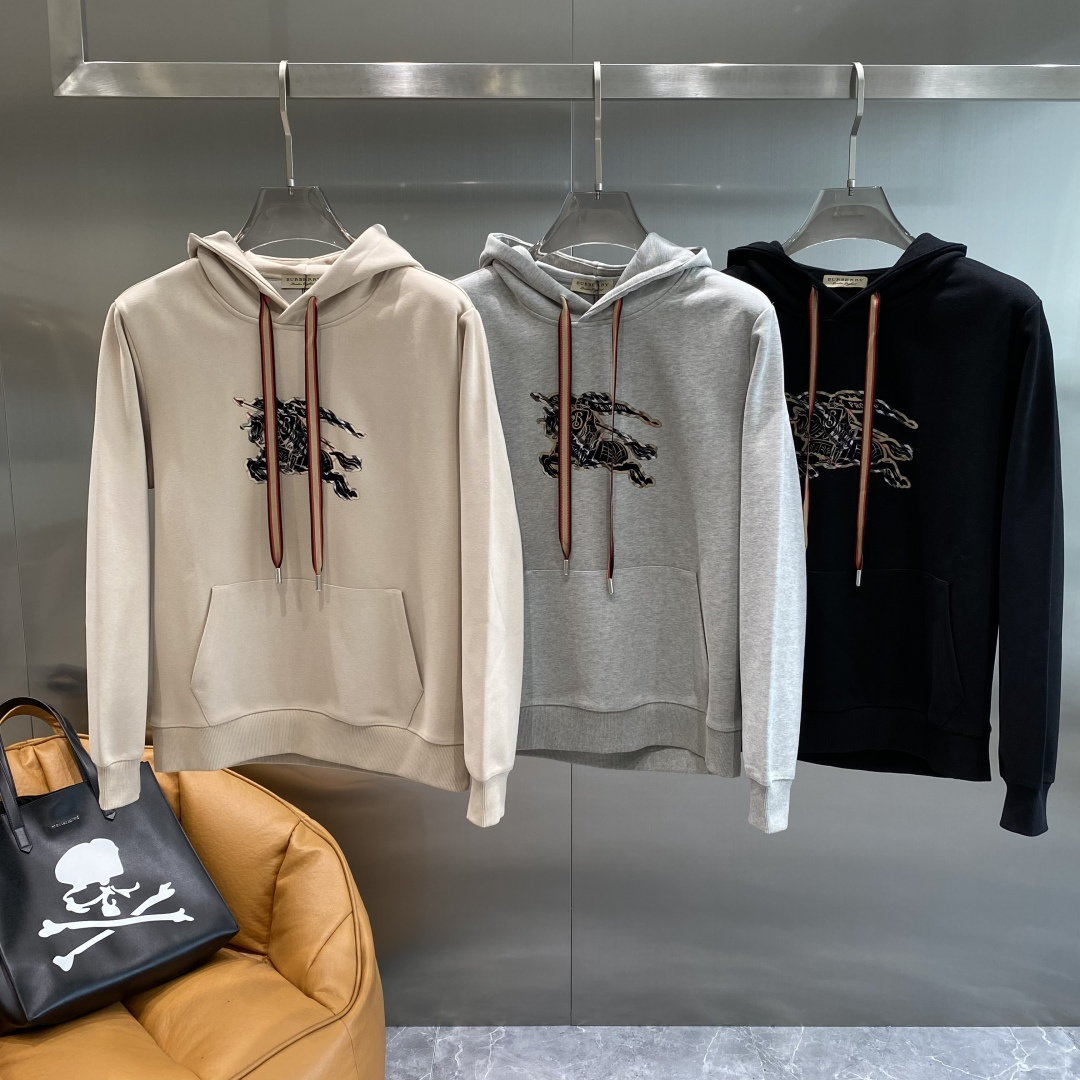 NO:595170,'Ba Baojia' 2025ss latest autumn and winter counters have the same style for the first time!  High-end fashionable casual sweatshirt, the super authentic upper body will instantly transform you into an oppa!  Simple and fashionable three-dimensional tailoring, unique craftsmanship, produced by the original factory. The upper body effect is excellent, showing the confident temperament; all the details show the perfect quality. The classic logo on the chest symbolizes the brand's supreme quality. Owning it is the beginning of another fashion. Size M-3XL next day, burberry, hoodie, sweatshirts, alexander wang19860909《巴宝家》 2025ss秋冬最新款专柜同款首发！高端时尚休闲卫衣,超正版型上身瞬间变欧巴！简约时尚的三维裁剪,工艺独特,原单代工厂出品 上身效果极佳,彰显自信气质；所有细微处尽情展现完美品质胸口的经典Logo象征了品牌至高的品质,拥有,便是另一种时尚的开始,码数M—3XL隔天,,burberry,hoodie,sweatshirts,alexander wang,Men's clothing