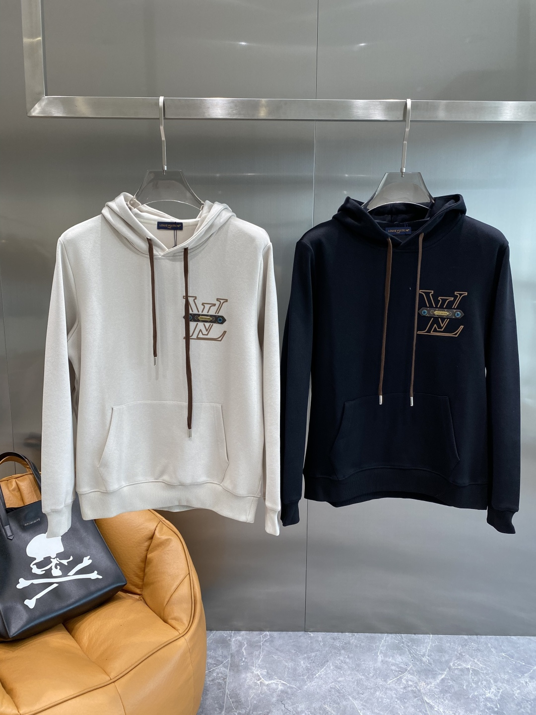 NO:595168,'Donkey Family' 2025 latest sweatshirt, exclusive sale!  Original replica, exclusive design, super craftsmanship!  Extremely luxurious!  The pattern is awesome!  Size M-3XL next day,,louis vuitton,louis vuitton,hoodie,sweatshirts,alexander wang19860909《驴家》 2025最新款卫衣,独家发售！原版复刻,独家设计,超强工艺！极其奢华！版型超赞！ 尺码 M-3XL隔天,,louis vuitton,louis vuitton,hoodie,sweatshirts,alexander wang,Men's clothing