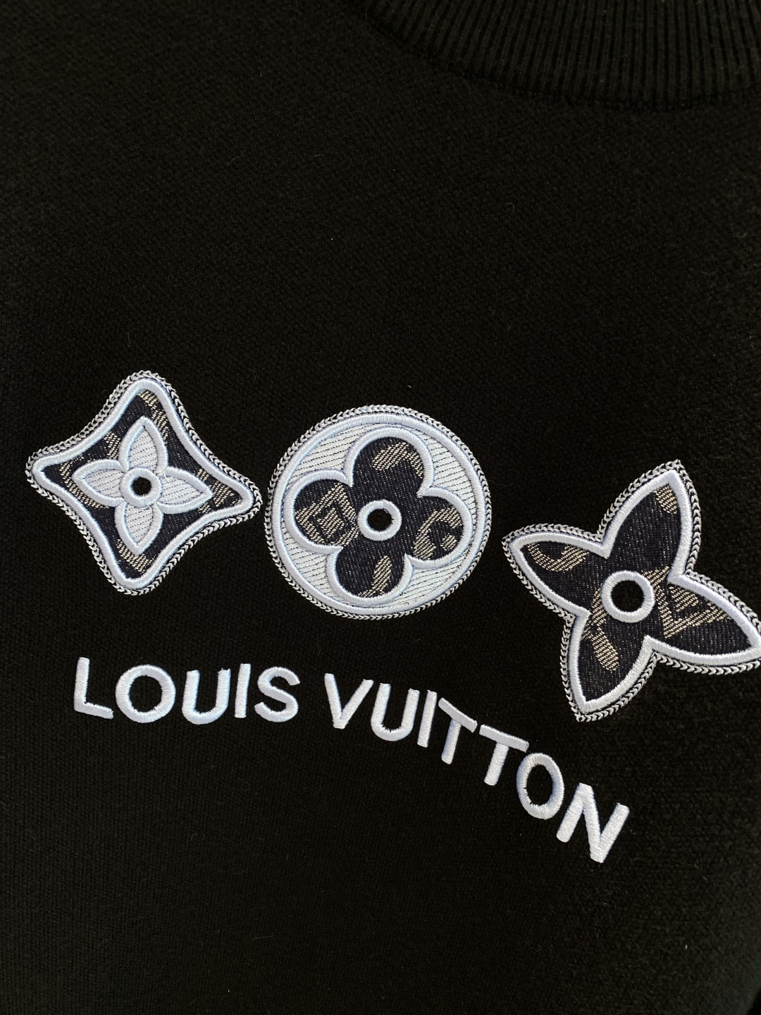 《𝙉𝙚𝙬🤍🖤驴家》2025ss秋冬季大爆款官网同款毛衣，秋冬最新款！高品质进口绵羊毛混纺面料，高密度针织