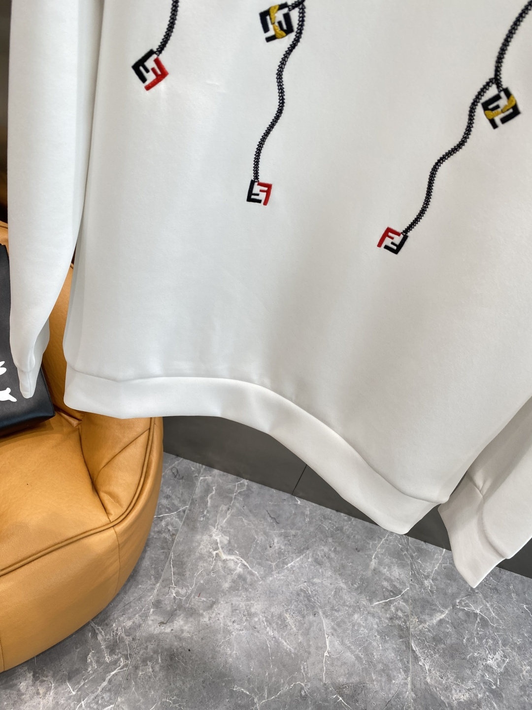 《𝙉𝙚𝙬🤍🖤芬家》25秋冬新品空气层 圆领卫衣，正面品牌标识设计，创意重释品牌标志性设计，采用400克重