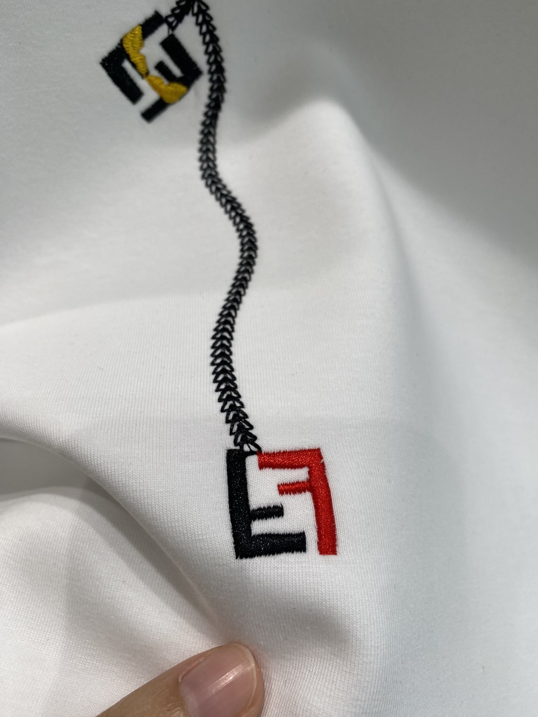 《𝙉𝙚𝙬🤍🖤芬家》25秋冬新品空气层 圆领卫衣，正面品牌标识设计，创意重释品牌标志性设计，采用400克重