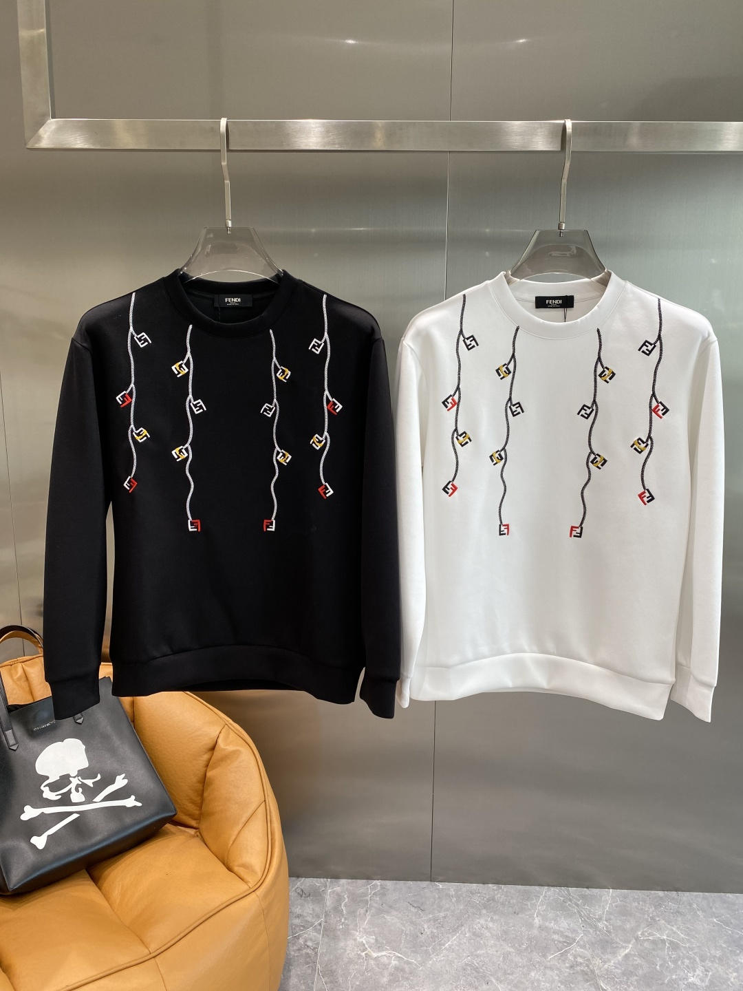 《𝙉𝙚𝙬🤍🖤芬家》25秋冬新品空气层 圆领卫衣，正面品牌标识设计，创意重释品牌标志性设计，采用400克重