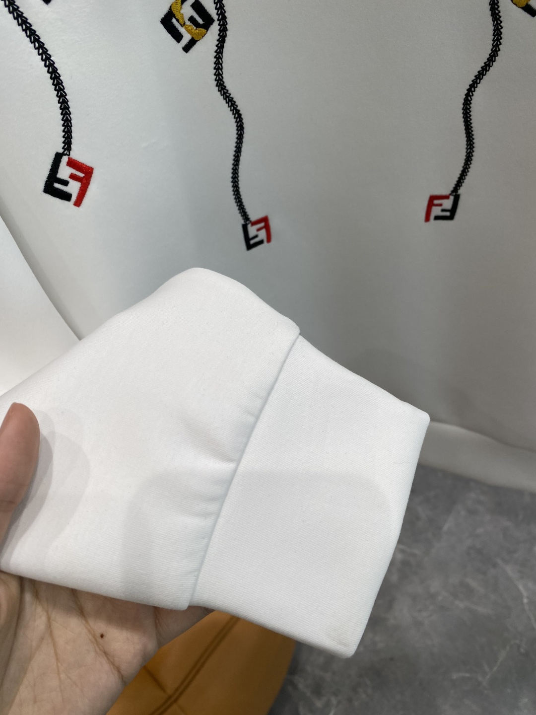 《𝙉𝙚𝙬🤍🖤芬家》25秋冬新品空气层 圆领卫衣，正面品牌标识设计，创意重释品牌标志性设计，采用400克重