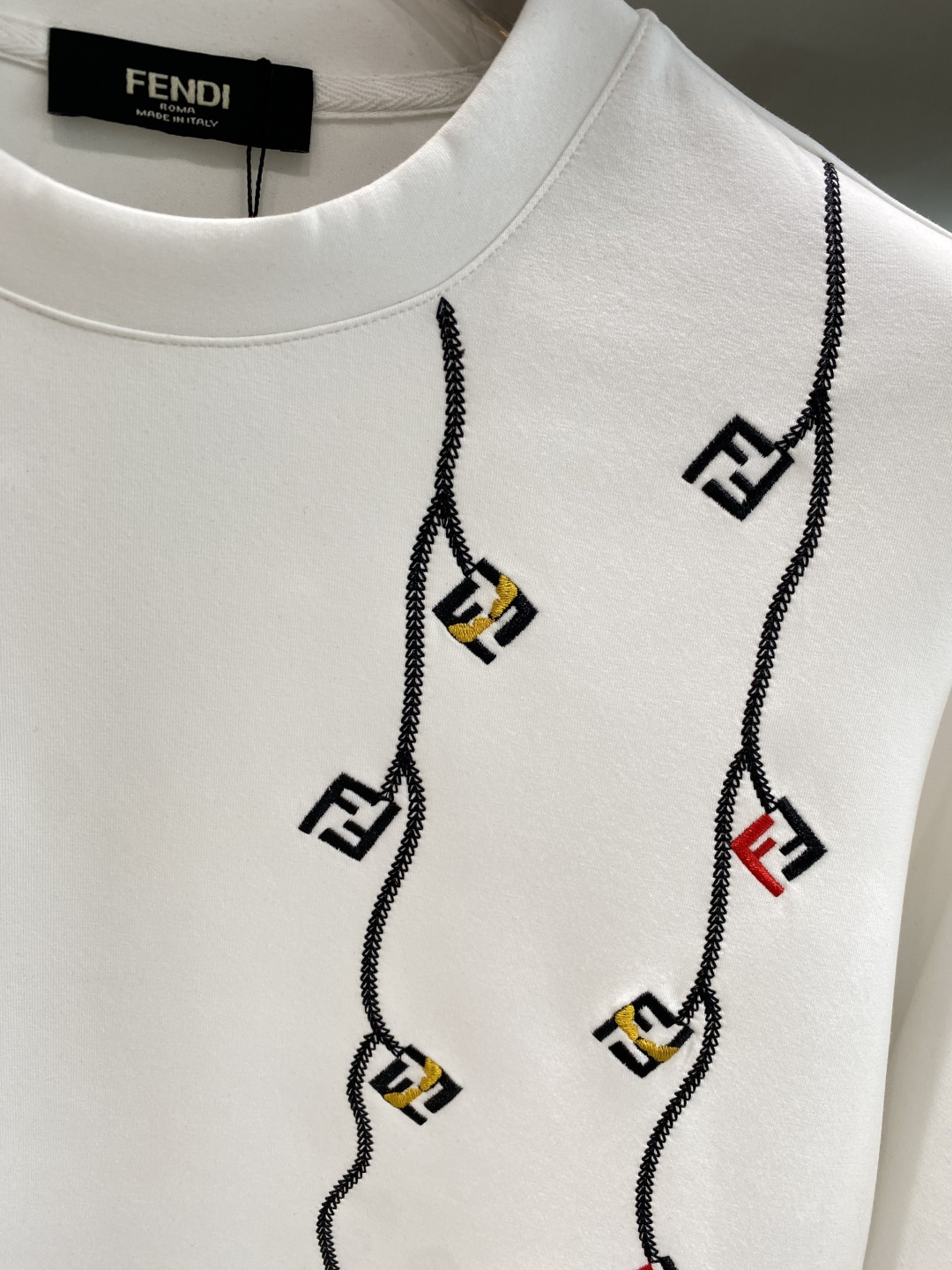 《𝙉𝙚𝙬🤍🖤芬家》25秋冬新品空气层 圆领卫衣，正面品牌标识设计，创意重释品牌标志性设计，采用400克重