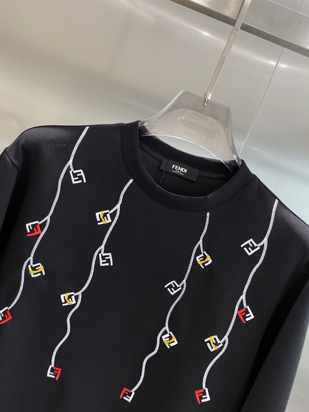 《𝙉𝙚𝙬🤍🖤芬家》25秋冬新品空气层 圆领卫衣，正面品牌标识设计，创意重释品牌标志性设计，采用400克重