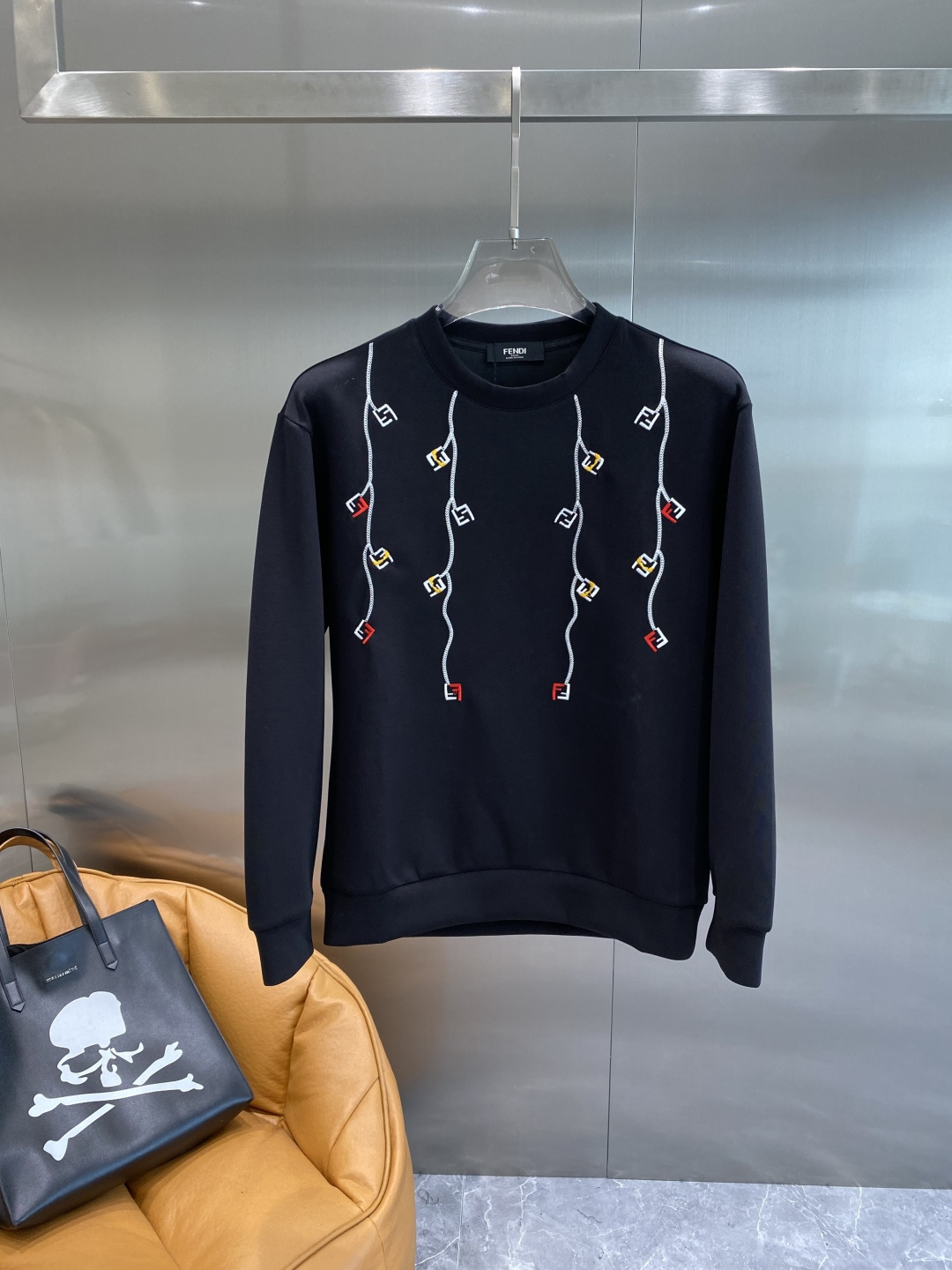 《𝙉𝙚𝙬🤍🖤芬家》25秋冬新品空气层 圆领卫衣，正面品牌标识设计，创意重释品牌标志性设计，采用400克重