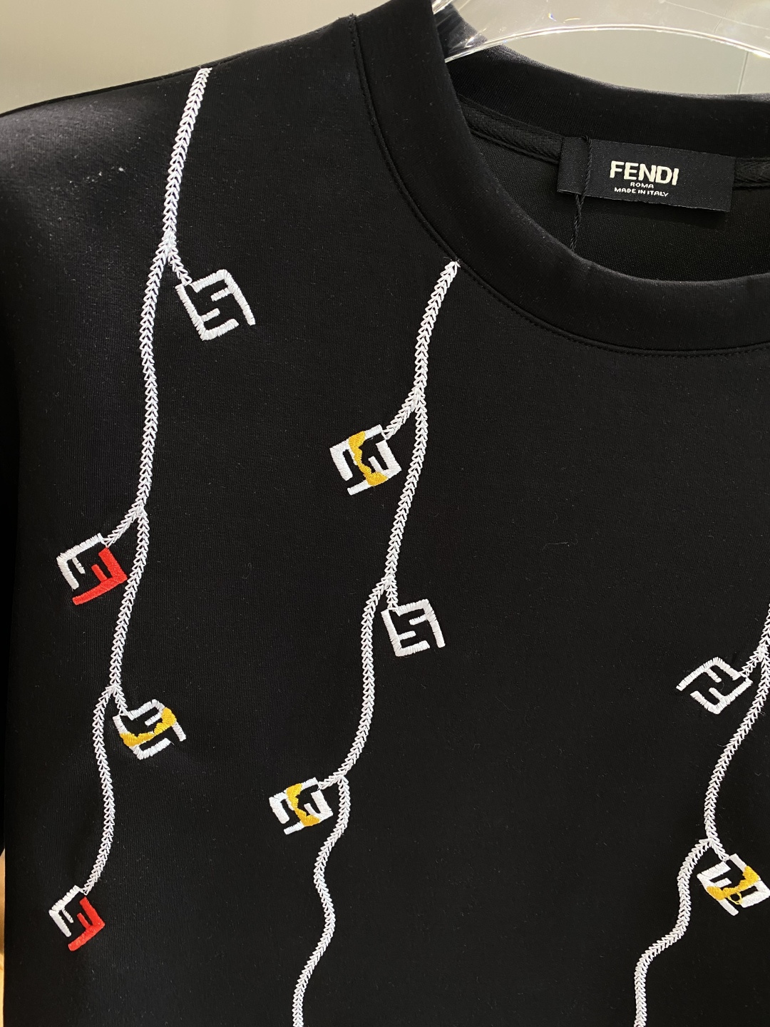 《𝙉𝙚𝙬🤍🖤芬家》25秋冬新品空气层 圆领卫衣，正面品牌标识设计，创意重释品牌标志性设计，采用400克重