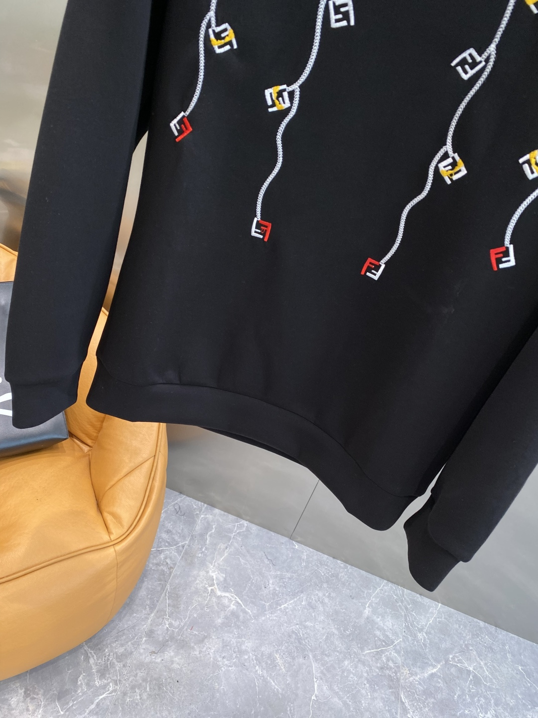 《𝙉𝙚𝙬🤍🖤芬家》25秋冬新品空气层 圆领卫衣，正面品牌标识设计，创意重释品牌标志性设计，采用400克重