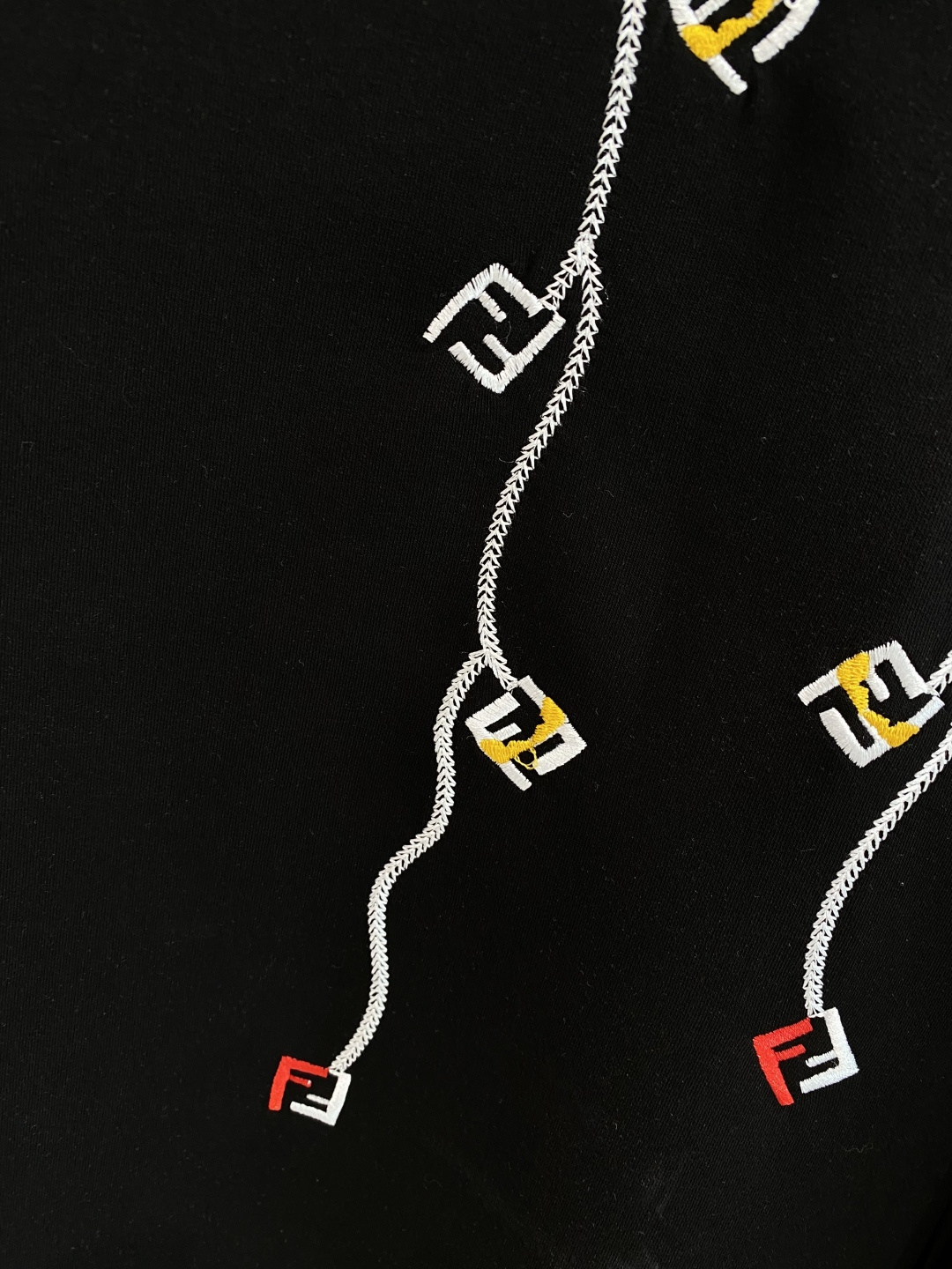 《𝙉𝙚𝙬🤍🖤芬家》25秋冬新品空气层 圆领卫衣，正面品牌标识设计，创意重释品牌标志性设计，采用400克重