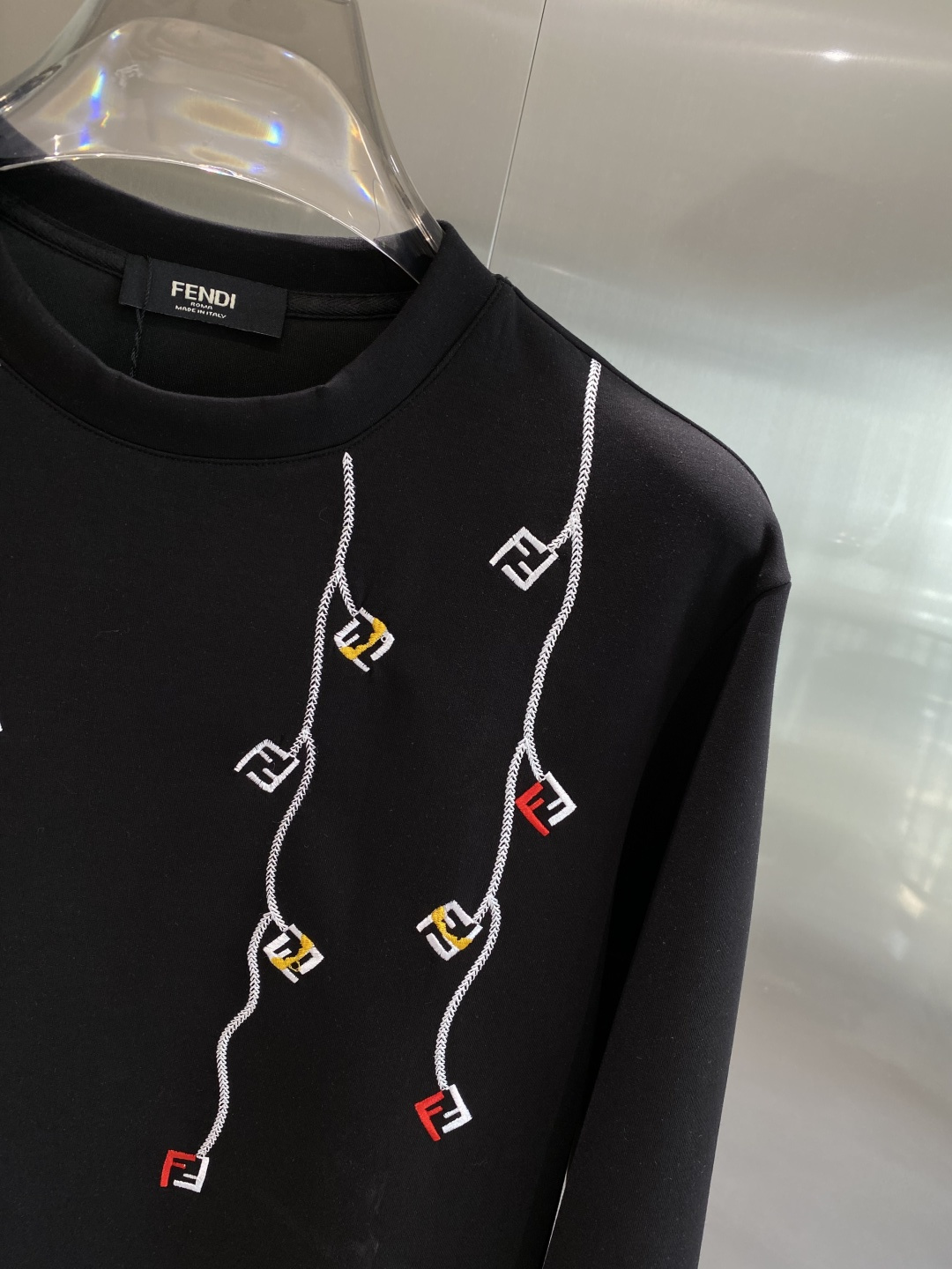 《𝙉𝙚𝙬🤍🖤芬家》25秋冬新品空气层 圆领卫衣，正面品牌标识设计，创意重释品牌标志性设计，采用400克重