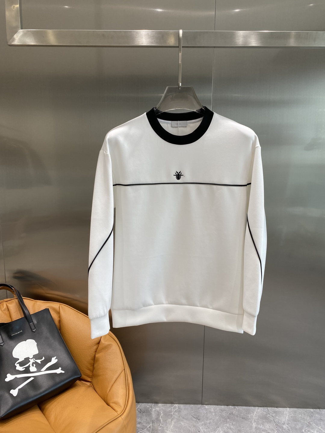 NO:597246,'DI Jia' 25 new autumn and winter air layer round-neck sweatshirt, front brand logo design, creative reinterpretation of the brand's iconic design, using 400 grams of lyocell air layer fabric, which has the characteristics of soft, warm, comfortable, good breathability, light and drape, and the quad fiber structure makes the fabric less prone to wrinkles, matching collar, cuffs and hem ribbing; color black, white  Sizes XS-L next day, dior, hoodie, sweatshirts, alexander wang19860909《迪家》 25秋冬新品空气层 圆领卫衣,正面品牌标识设计,创意重释品牌标志性设计,采用400克重莱赛尔空气层面料,其特性柔透保暖舒适透气性佳、轻盈有垂感、四重纤维构造使得面料不容易产生皱褶,配套衣领、袖口及下脚边罗纹； 颜色黑色、白色 尺码XS-L隔天,,dior,hoodie,sweatshirts,alexander wang,Men's clothing