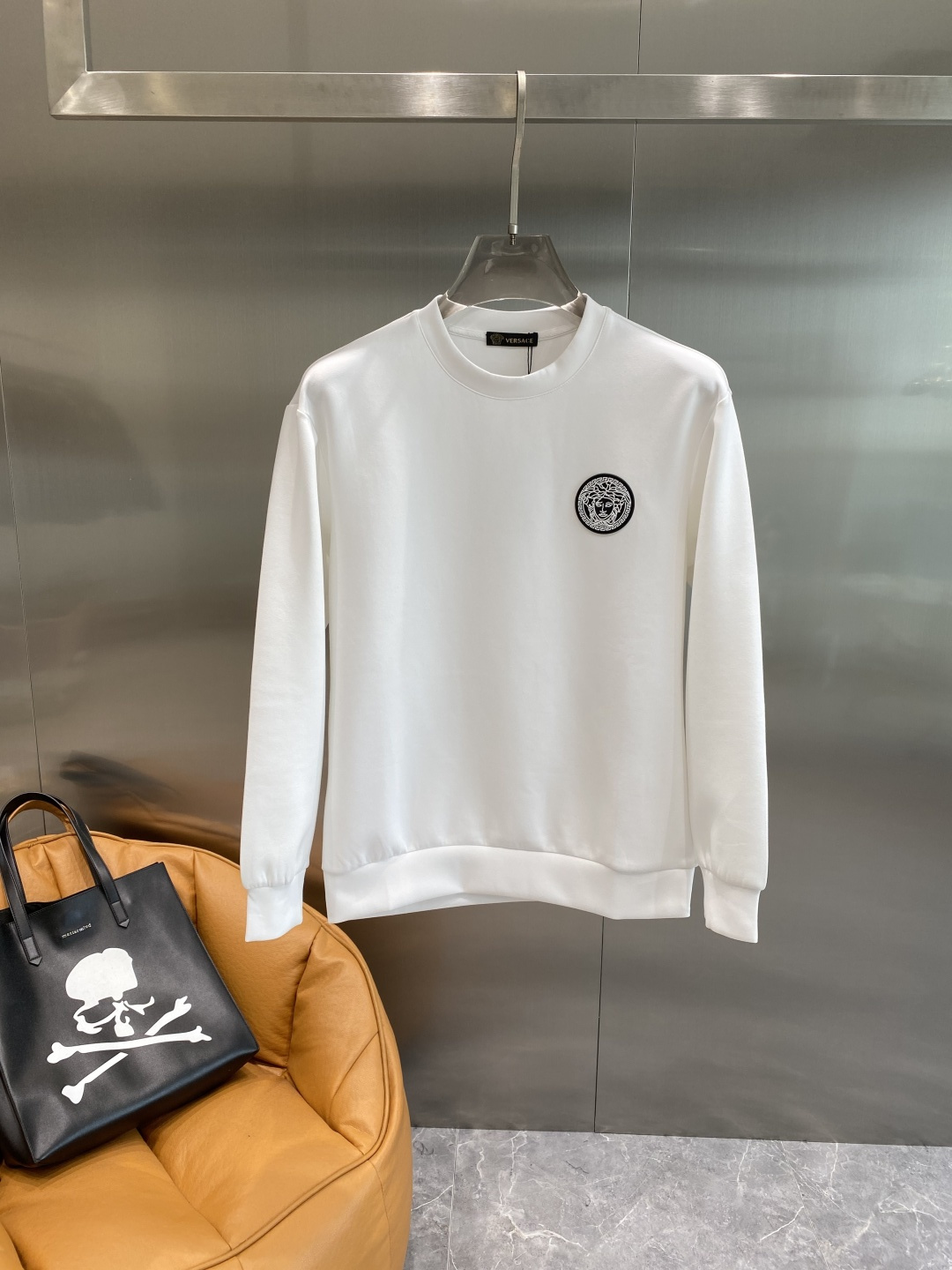 NO:597245,'Fan Family' 25 new autumn and winter air layer round neck sweatshirt, front brand logo design, creative reinterpretation of the brand's iconic design, using 400 grams of lyocell air layer fabric, its characteristics are soft, warm, comfortable, breathable, light and drapey, sizes XS-L, hoodie, sweatshirts, alexander wang19860909《范家》 25秋冬新品空气层 圆领卫衣,正面品牌标识设计,创意重释品牌标志性设计,采用400克重莱赛尔空气层面料,其特性柔透保暖舒适透气性佳、轻盈有垂感尺码XS-L隔天,,hoodie,sweatshirts,alexander wang,Men's clothing