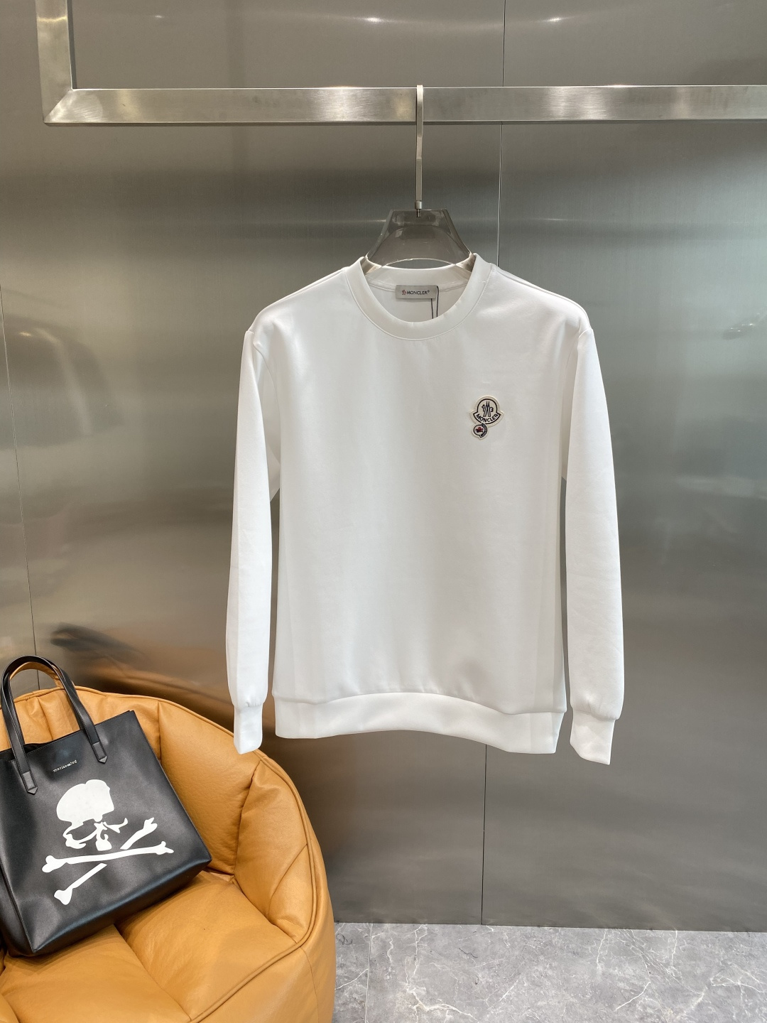 NO:597244,'Mengjia' 25 new autumn and winter air layer round neck sweatshirt, front brand logo design, creative reinterpretation of the brand's iconic design, using 400 grams of lyocell air layer fabric, its characteristics are soft, warm, comfortable, breathable, light and drapey, sizes XS-L, hoodie, sweatshirts, alexander wang19860909《蒙家》 25秋冬新品空气层 圆领卫衣,正面品牌标识设计,创意重释品牌标志性设计,采用400克重莱赛尔空气层面料,其特性柔透保暖舒适透气性佳、轻盈有垂感尺码XS-L隔天,,hoodie,sweatshirts,alexander wang,Men's clothing