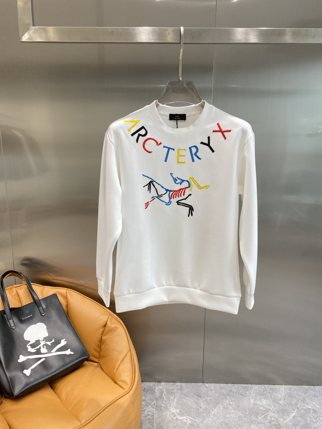 NO:597248,'Bird House' 25 new autumn and winter air layer round neck sweatshirt, front brand logo design, creative reinterpretation of the brand's iconic design, using 400 grams of lyocell air layer fabric, its characteristics are soft, warm, comfortable, breathable, light and drapey, sizes XS-L, jil sander, hoodie, sweatshirts, alexander wang19860909《鸟家》 25秋冬新品空气层 圆领卫衣,正面品牌标识设计,创意重释品牌标志性设计,采用400克重莱赛尔空气层面料,其特性柔透保暖舒适透气性佳、轻盈有垂感尺码XS-L隔天,,jil sander,hoodie,sweatshirts,alexander wang,Men's clothing