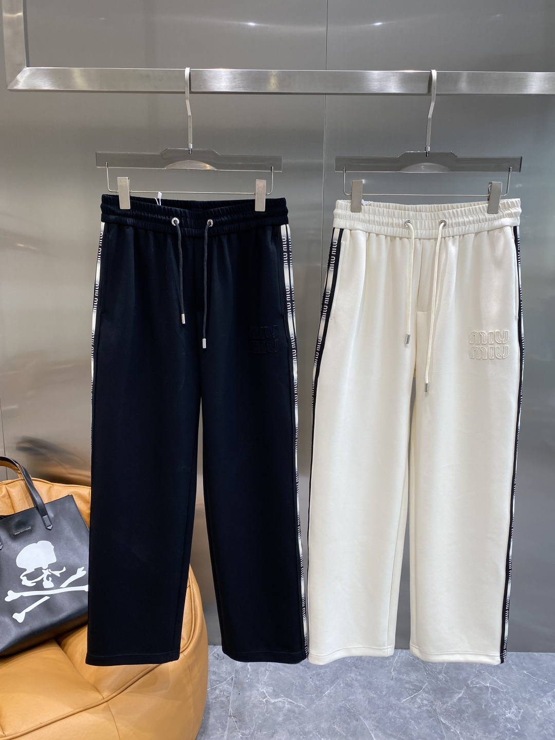 NO:596082,'MIU MIU Home' specializes in new casual pants and high-end versions!  Customized fabrics at the counter are highly comfortable, with impeccable details and brand element design concepts, reflecting high quality. They feel delicate and soft!  It presents a casual cut and the upper body shape is awesome!  Size M-3XL next day,,miumiu,alexander wang19860909《MIU MIU家》 专供新款休闲裤 高端版本！专柜定制面料 舒适度高,细节无可挑剔,品牌元素设计理念,体现高品质.手感细腻柔软！呈现休闲裁剪,上身版型超赞！ 码数M-3XL隔天,,miumiu,alexander wang,Men's clothing