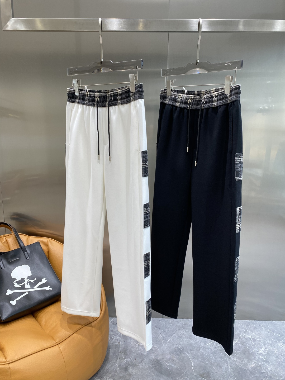 NO:596085,'Babaojia' specializes in new casual pants, high-end version!  Customized fabrics at the counter are highly comfortable, with impeccable details and brand element design concepts, reflecting high quality. They feel delicate and soft!  It presents a casual cut and the upper body shape is awesome!  Size M-3XL next day,,burberry,alexander wang19860909《巴宝家》 专供新款休闲裤 高端版本！专柜定制面料 舒适度高,细节无可挑剔,品牌元素设计理念,体现高品质.手感细腻柔软！呈现休闲裁剪,上身版型超赞！ 码数M-3XL隔天,,burberry,alexander wang,Men's clothing