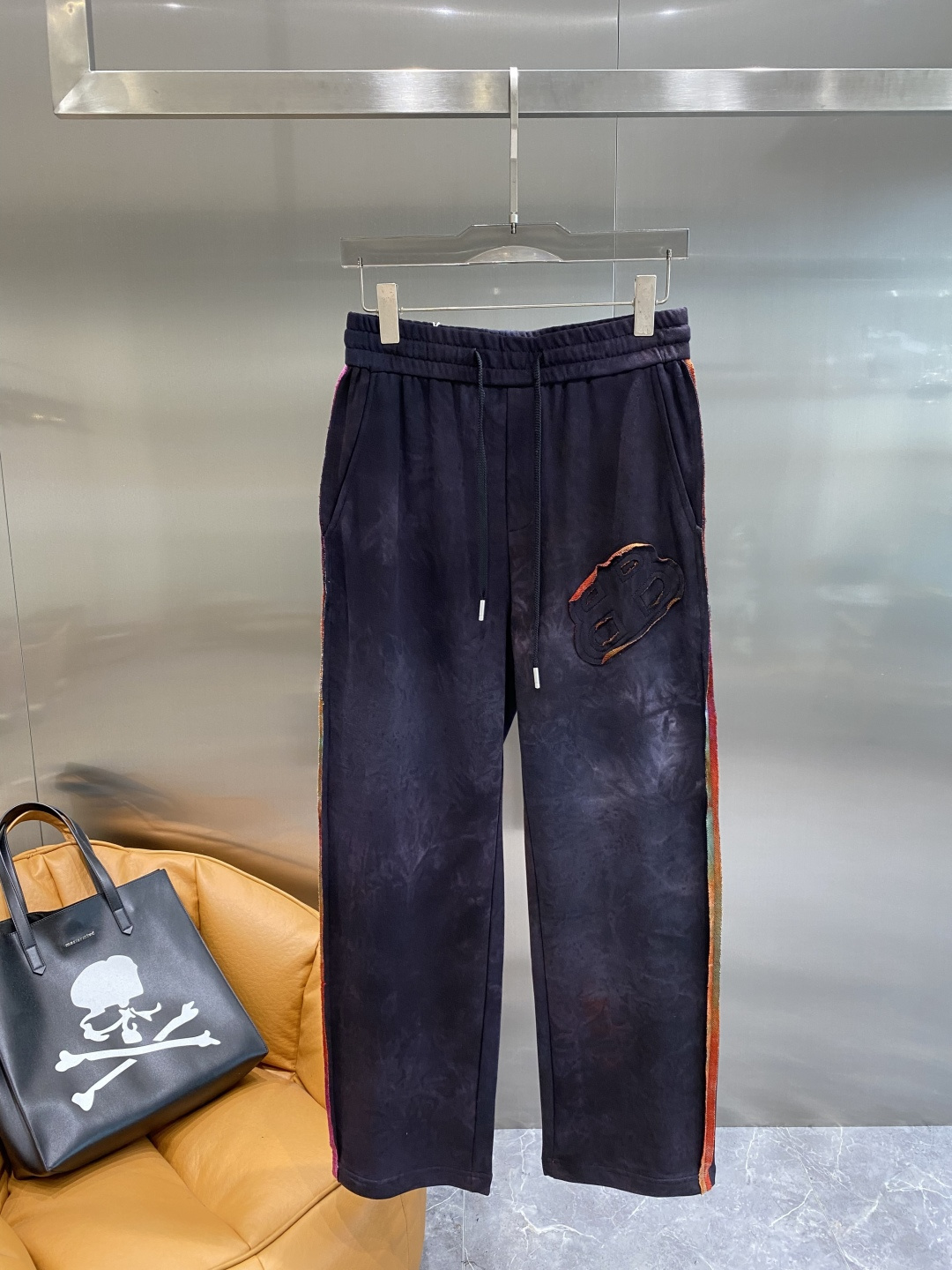 NO:596079,'Bajia' specializes in new casual pants, high-end version!  Customized fabrics at the counter are highly comfortable, with impeccable details and brand element design concepts, reflecting high quality. They feel delicate and soft!  It presents a casual cut and the upper body shape is awesome!  Size M-3XL next day,,burberry,alexander wang19860909《巴家》 专供新款休闲裤 高端版本！专柜定制面料 舒适度高,细节无可挑剔,品牌元素设计理念,体现高品质.手感细腻柔软！呈现休闲裁剪,上身版型超赞！ 码数M-3XL隔天,,burberry,alexander wang,Men's clothing