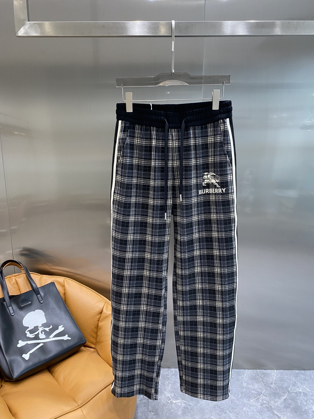 NO:596076,'Bajia' 2025 new autumn and winter casual pants!  On sale simultaneously on the official website. The brand's classic LOGO casual pants, customized fabrics, excellent comfort, strong touch. Highly recognizable, perfect appearance and craftsmanship. Sizes M-3XL next day, burberry, alexander wang19860909《巴家》 2025秋冬新款休闲裤！官网同步发售.品牌经典LOGO休闲裤 ,定制面料,舒适度极好,手触感强烈.辨识度极高,完美品相工艺. 尺码M-3XL隔天,,burberry,alexander wang,Men's clothing