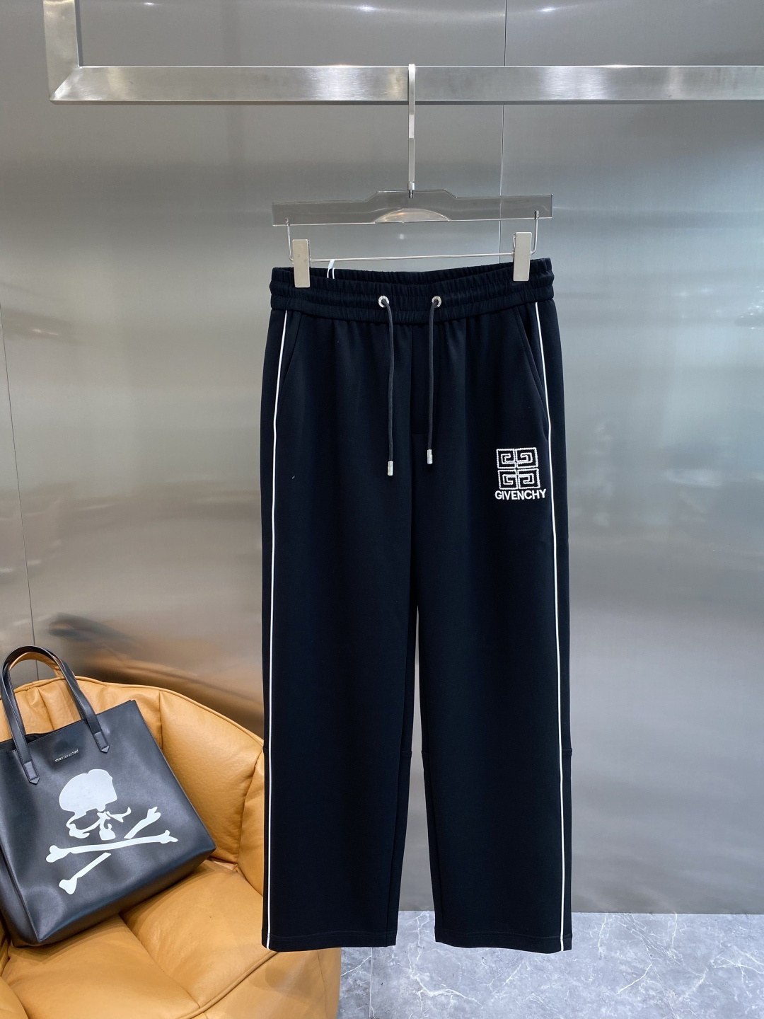 NO:596073,'Givenjia' 2025 new autumn and winter casual pants!  On sale simultaneously on the official website. The brand's classic LOGO casual pants, customized fabrics, extremely comfortable, strong touch. Highly identifiable, perfect appearance and craftsmanship. Sizes M-3XL next day, givenchy, alexander wang19860909《纪梵家》 2025秋冬新款休闲裤！官网同步发售.品牌经典LOGO休闲裤 ,定制面料,舒适度极好,手触感强烈.辨识度极高,完美品相工艺. 尺码M-3XL隔天,,givenchy,alexander wang,Men's clothing