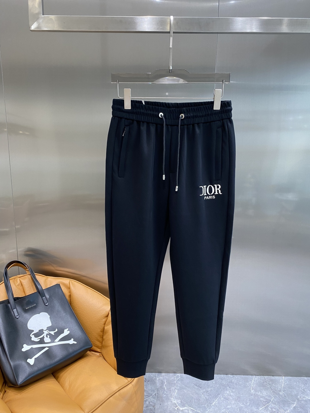 NO:596070,'Dijia' 2025 new autumn and winter casual pants!  On sale simultaneously on the official website. The brand's classic LOGO casual pants, customized fabrics, excellent comfort, strong touch. Highly recognizable, perfect appearance and craftsmanship. Sizes M-3XL next day, dior, alexander wang19860909《迪家》 2025秋冬新款休闲裤！官网同步发售.品牌经典LOGO休闲裤 ,定制面料,舒适度极好,手触感强烈.辨识度极高,完美品相工艺. 尺码M-3XL隔天,,dior,alexander wang,Men's clothing