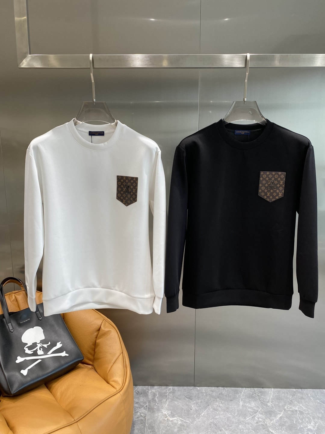 🦊P245 《𝙉𝙚𝙬🤍🖤驴家》
25秋冬新品空气层 圆领卫衣,正面品牌标识设计,创意重释品牌标志性设计,采用400克重莱赛尔空气层面料,其特性:柔透保暖舒适透气性佳、轻盈有垂感尺码:XS-L隔天