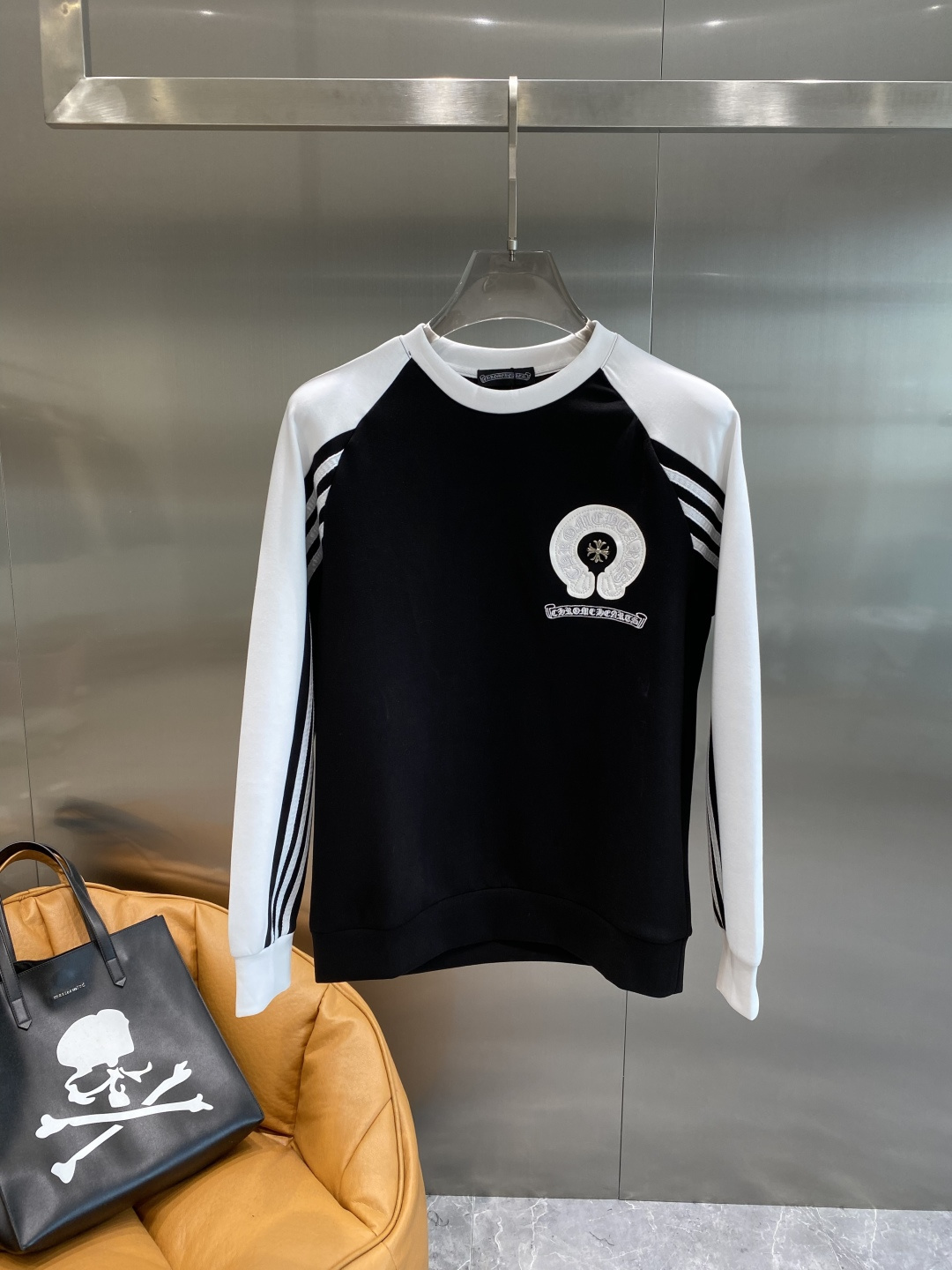 🦊P245 《𝙉𝙚𝙬🤍🖤克家》
25秋冬新品空气层 圆领卫衣,正面品牌标识设计,创意重释品牌标志性设计,采用400克重莱赛尔空气层面料,其特性:柔透保暖舒适透气性佳、轻盈有垂感尺码:XS-L隔天