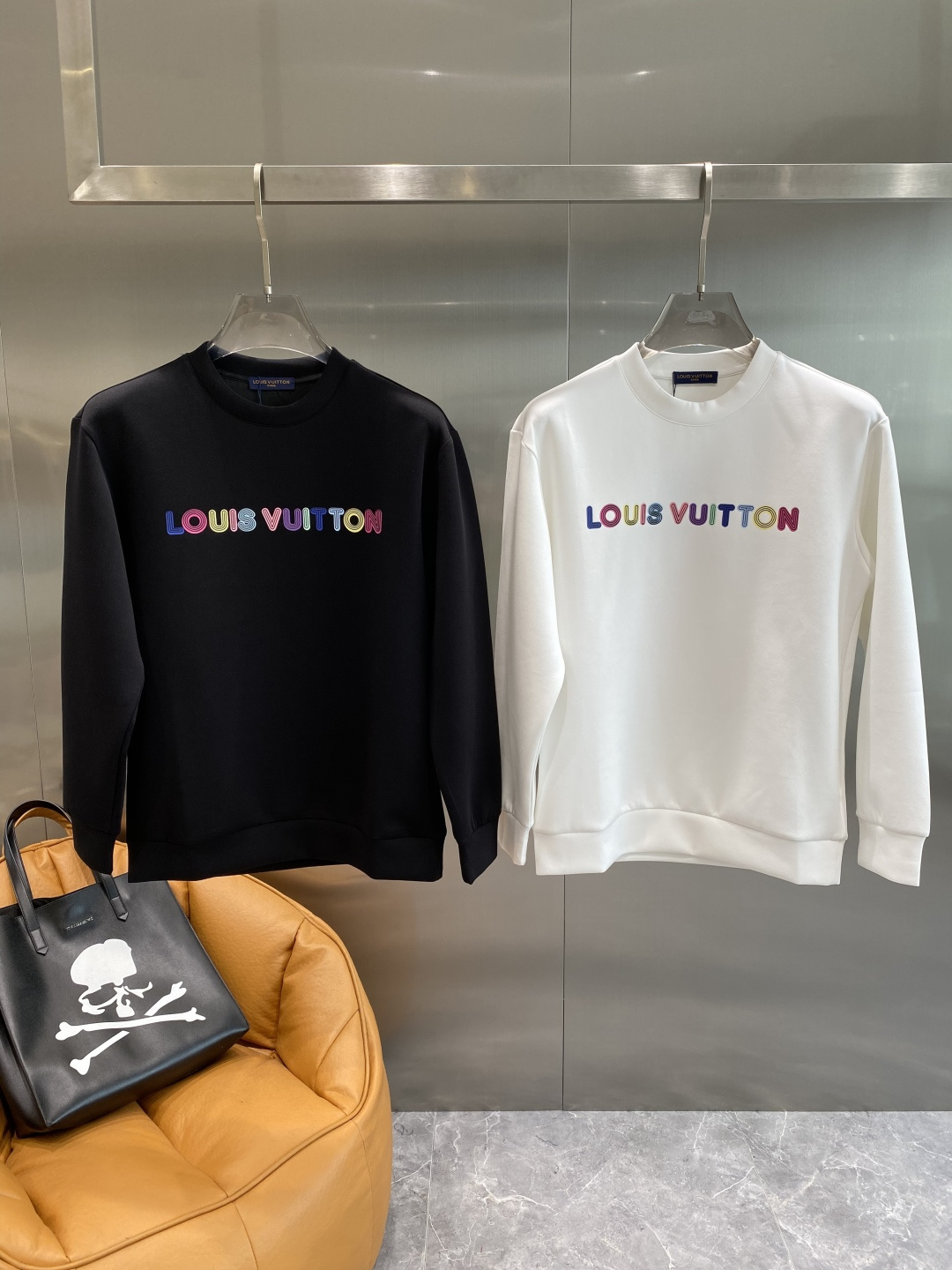 🦊P245 《𝙉𝙚𝙬🤍🖤驴家》
25秋冬新品空气层 圆领卫衣,正面品牌标识设计,创意重释品牌标志性设计,采用400克重莱赛尔空气层面料,其特性:柔透保暖舒适透气性佳、轻盈有垂感、四重纤维构造使得面料不容易产生皱褶,配套衣领、袖口及下脚边罗纹;
颜色:黑色、白色
尺码:XS-L隔天