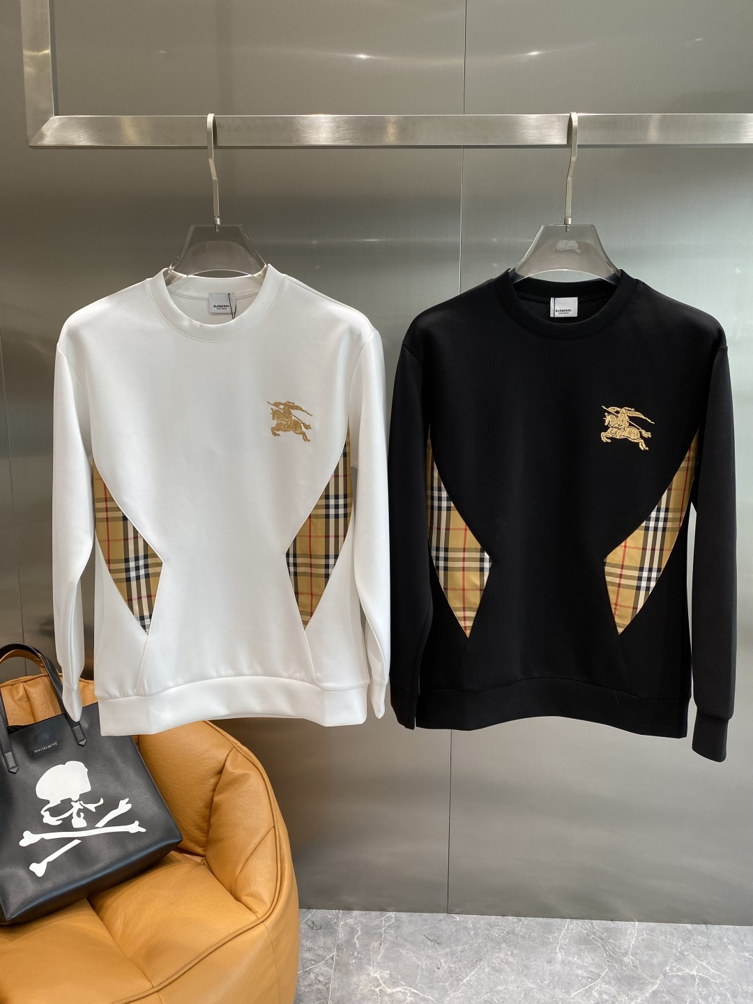 🦊P245 《𝙉𝙚𝙬🤍🖤巴家》
25秋冬新品空气层 圆领卫衣,正面品牌标识设计,创意重释品牌标志性设计,采用400克重莱赛尔空气层面料,其特性:柔透保暖舒适透气性佳、轻盈有垂感、四重纤维构造使得面料不容易产生皱褶,配套衣领、袖口及下脚边罗纹;
颜色:黑色、白色
尺码:XS-L隔天