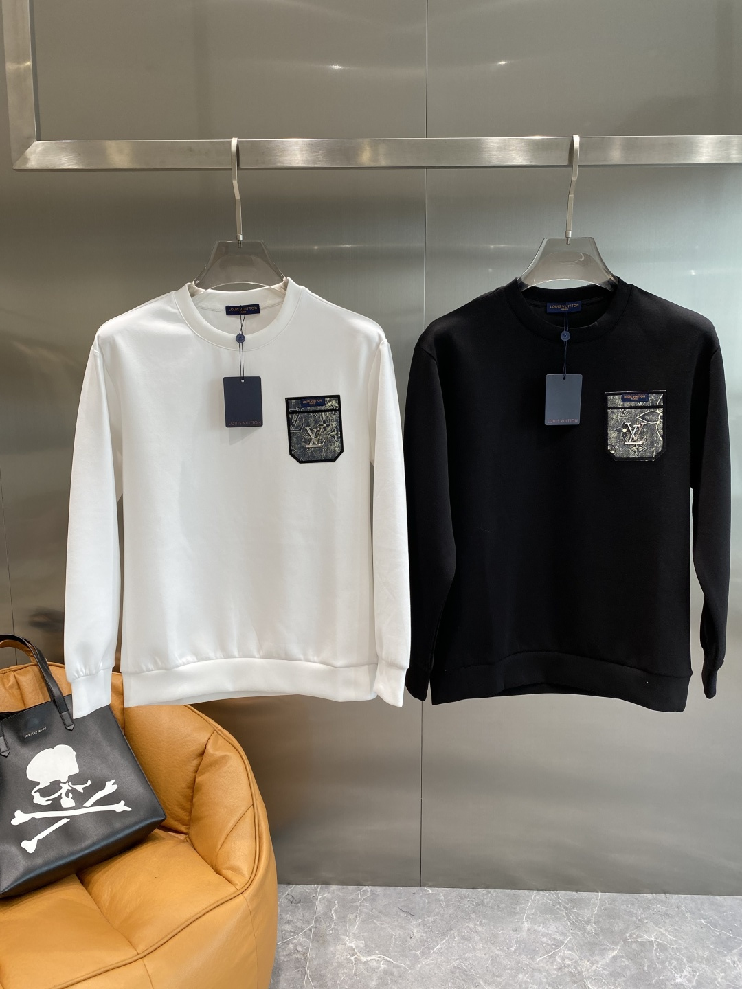 🦊P245 《𝙉𝙚𝙬🤍🖤驴家》
25秋冬新品空气层 圆领卫衣,正面品牌标识设计,创意重释品牌标志性设计,采用400克重莱赛尔空气层面料,其特性:柔透保暖舒适透气性佳、轻盈有垂感、四重纤维构造使得面料不容易产生皱褶,配套衣领、袖口及下脚边罗纹;
颜色:黑色、白色
尺码:XS-L隔天