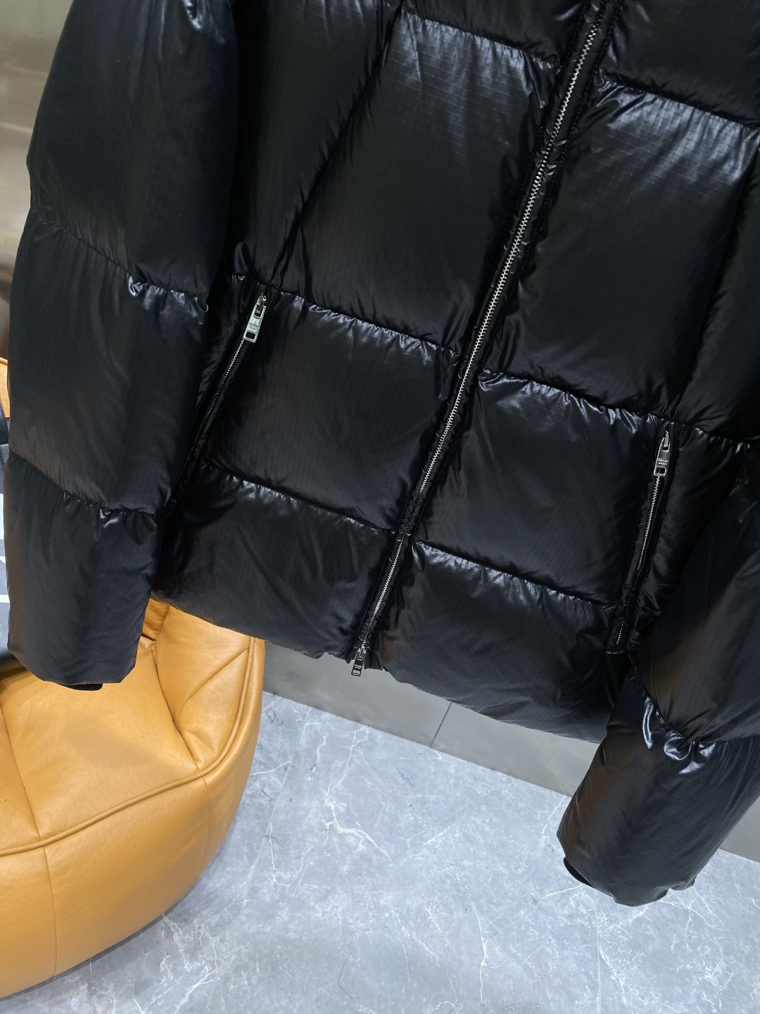 《𝙉𝙚𝙬🤍🖤普家》独家专供秋冬新款羽绒服。贸易公司渠道稀出，降温天气必备的保暖单品，不论是日常还是户外运