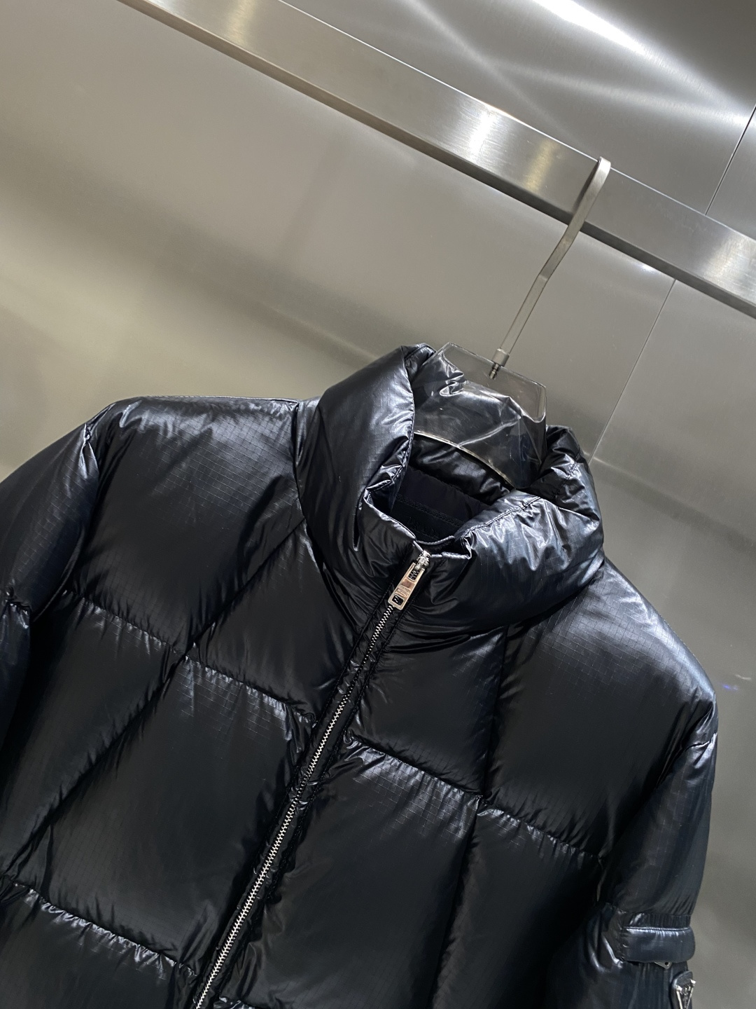 《𝙉𝙚𝙬🤍🖤普家》独家专供秋冬新款羽绒服。贸易公司渠道稀出，降温天气必备的保暖单品，不论是日常还是户外运