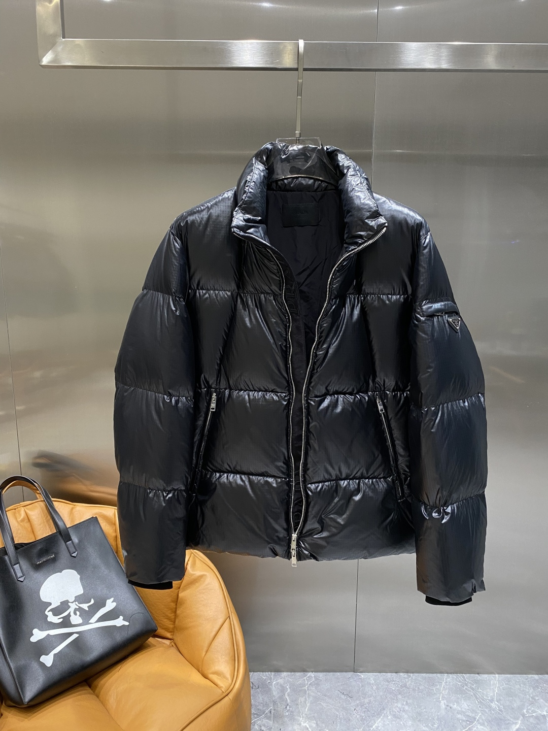 《𝙉𝙚𝙬🤍🖤普家》独家专供秋冬新款羽绒服。贸易公司渠道稀出，降温天气必备的保暖单品，不论是日常还是户外运
