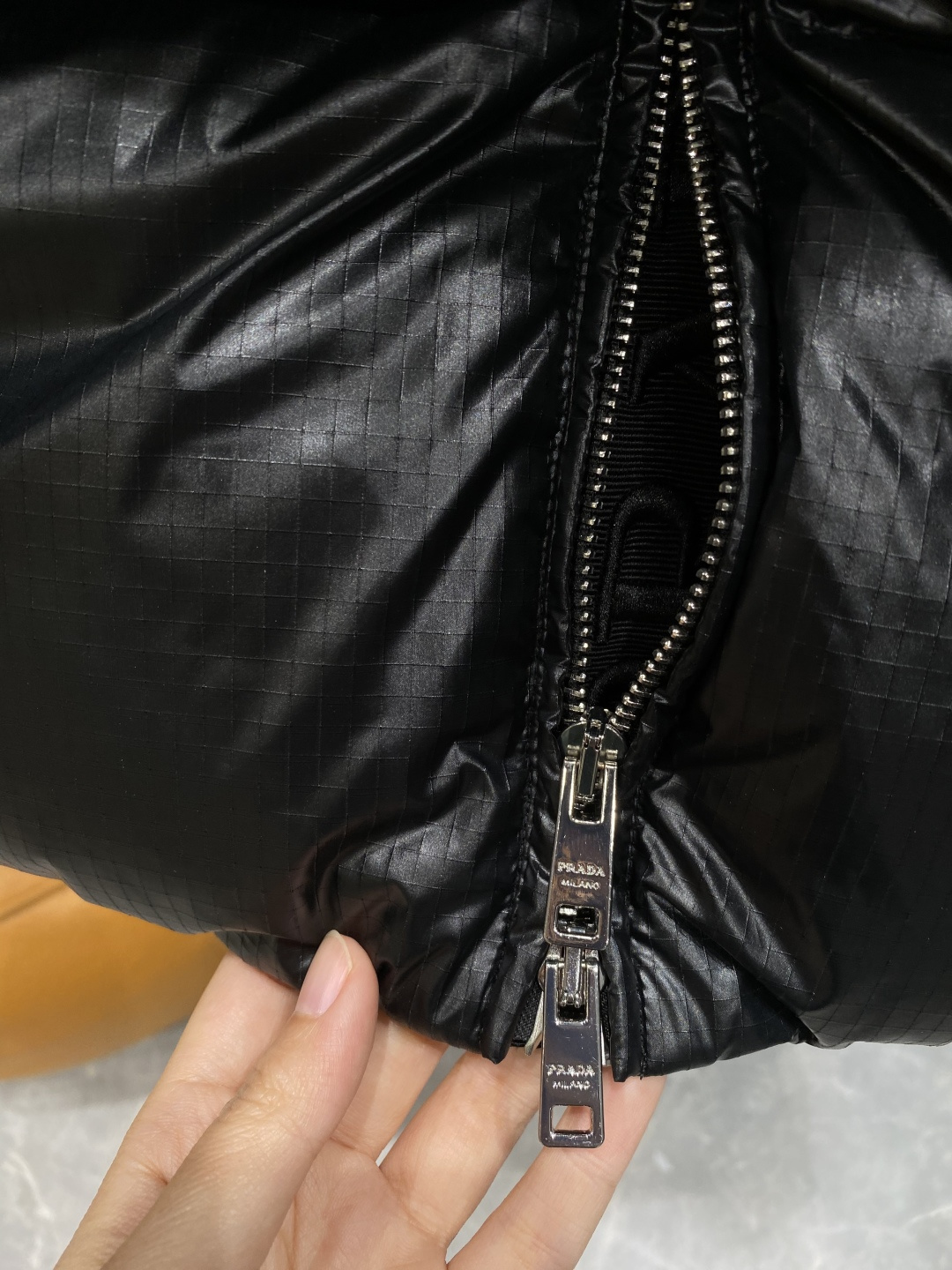 《𝙉𝙚𝙬🤍🖤普家》独家专供秋冬新款羽绒服。贸易公司渠道稀出，降温天气必备的保暖单品，不论是日常还是户外运