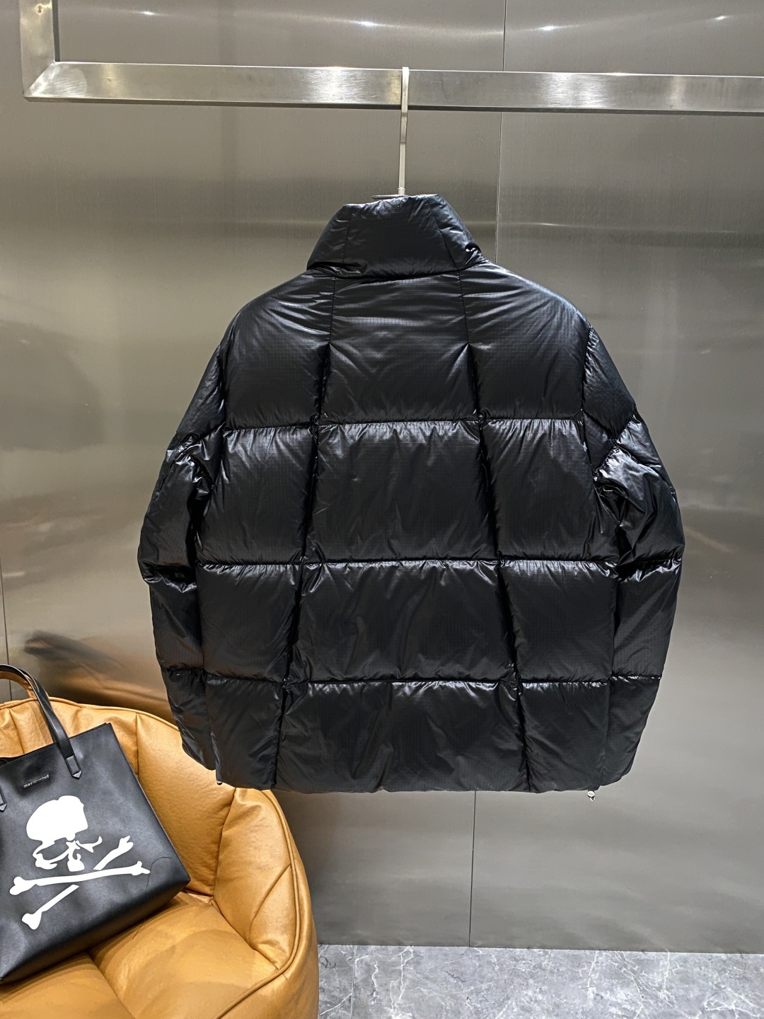 《𝙉𝙚𝙬🤍🖤普家》独家专供秋冬新款羽绒服。贸易公司渠道稀出，降温天气必备的保暖单品，不论是日常还是户外运