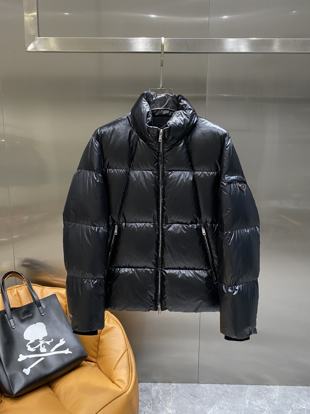 《𝙉𝙚𝙬🤍🖤普家》独家专供秋冬新款羽绒服。贸易公司渠道稀出，降温天气必备的保暖单品，不论是日常还是户外运