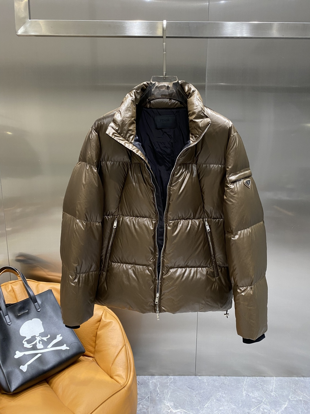 《𝙉𝙚𝙬🤍🖤普家》独家专供秋冬新款羽绒服。贸易公司渠道稀出，降温天气必备的保暖单品，不论是日常还是户外运