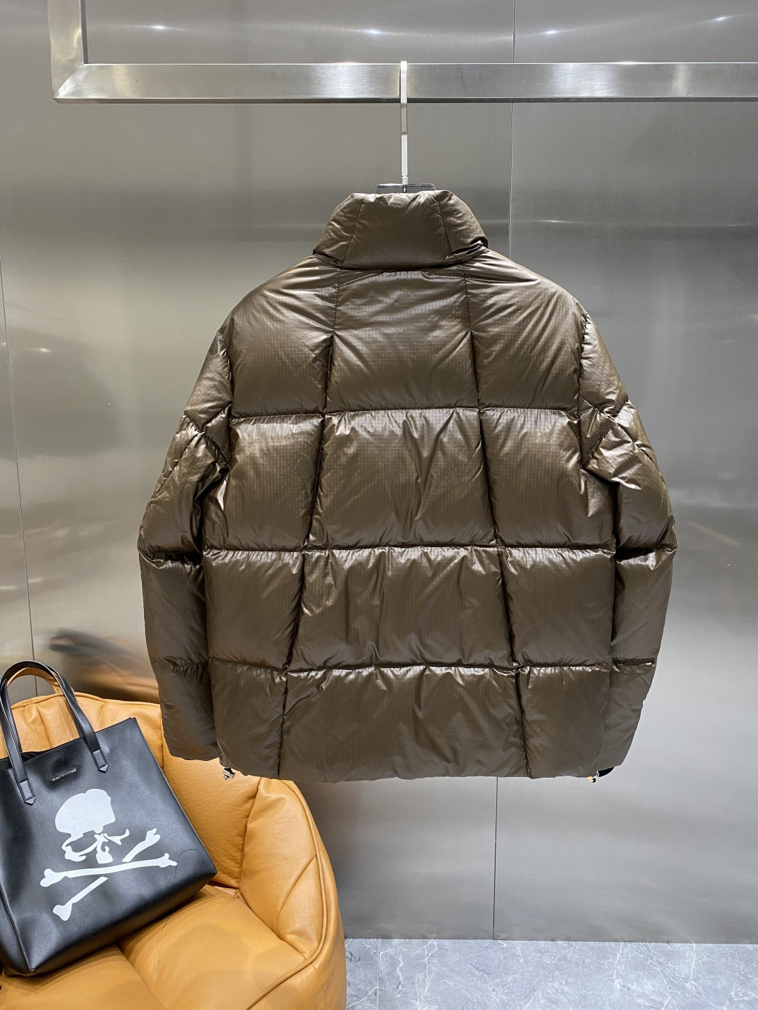 《𝙉𝙚𝙬🤍🖤普家》独家专供秋冬新款羽绒服。贸易公司渠道稀出，降温天气必备的保暖单品，不论是日常还是户外运