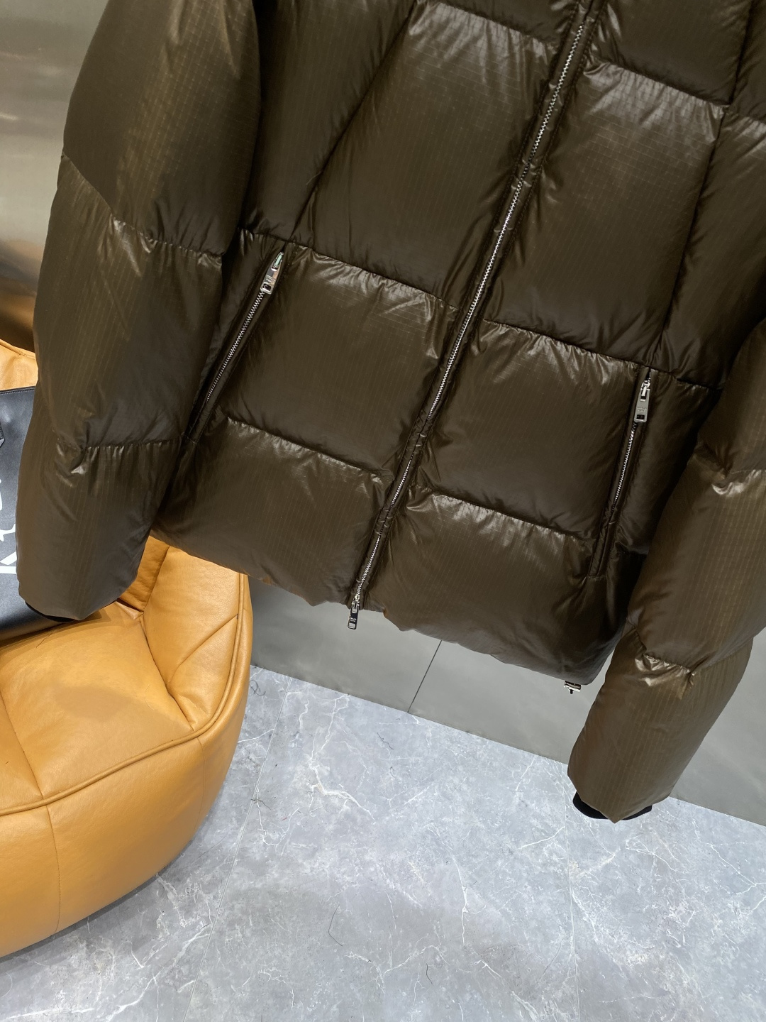 《𝙉𝙚𝙬🤍🖤普家》独家专供秋冬新款羽绒服。贸易公司渠道稀出，降温天气必备的保暖单品，不论是日常还是户外运