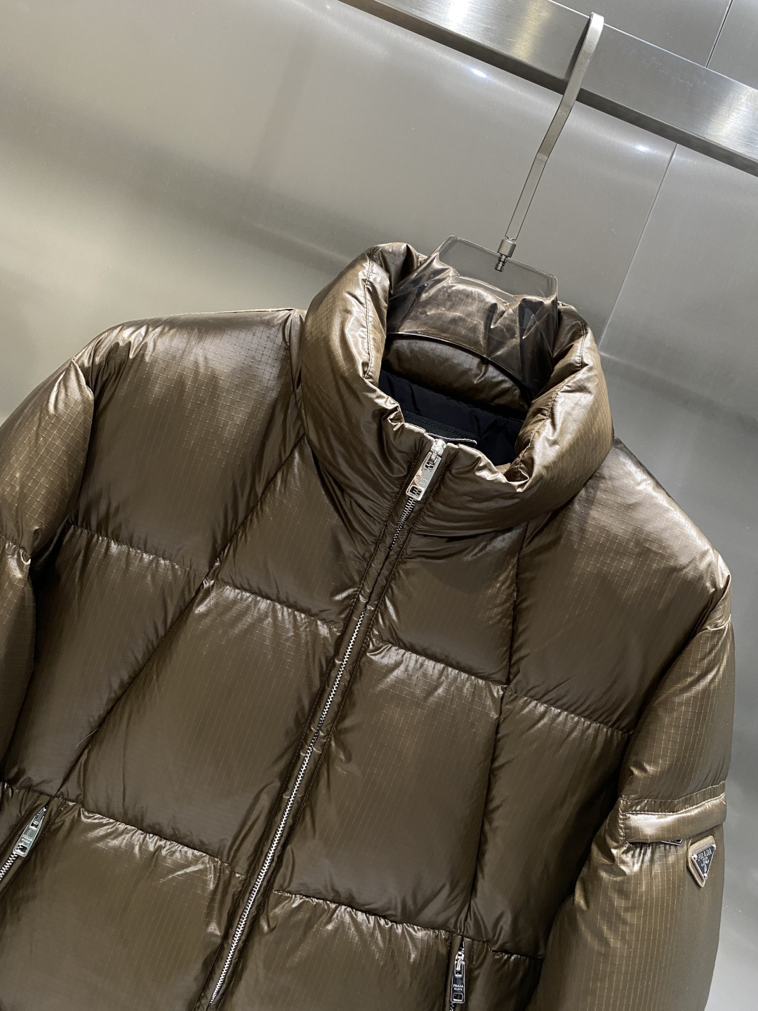 《𝙉𝙚𝙬🤍🖤普家》独家专供秋冬新款羽绒服。贸易公司渠道稀出，降温天气必备的保暖单品，不论是日常还是户外运