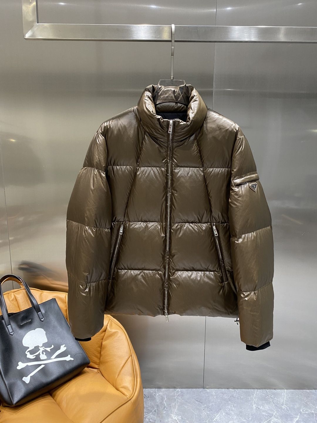 《𝙉𝙚𝙬🤍🖤普家》独家专供秋冬新款羽绒服。贸易公司渠道稀出，降温天气必备的保暖单品，不论是日常还是户外运