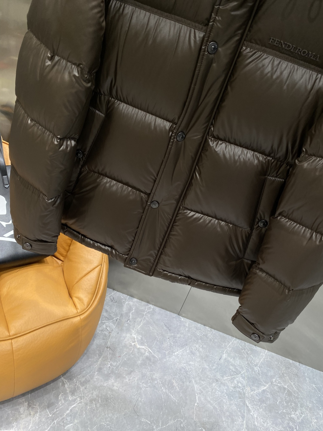 《𝙉𝙚𝙬🤍🖤芬家》独家专供秋冬新款羽绒服。贸易公司渠道稀出，降温天气必备的保暖单品，不论是日常还是户外运