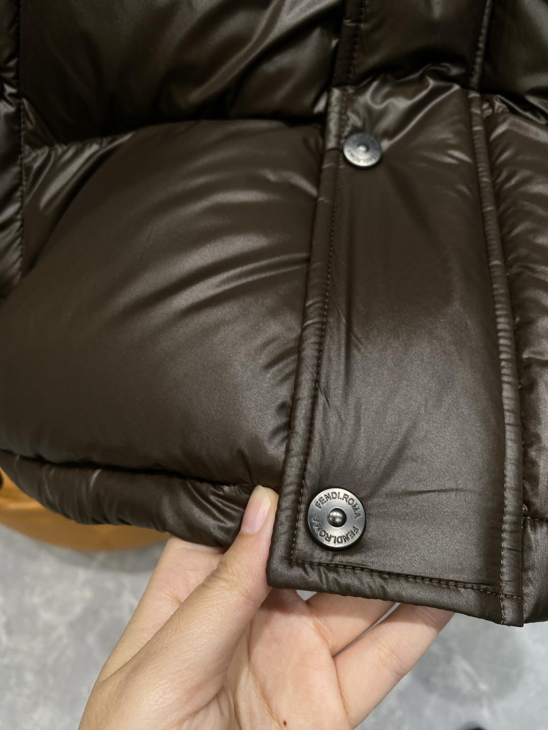 《𝙉𝙚𝙬🤍🖤芬家》独家专供秋冬新款羽绒服。贸易公司渠道稀出，降温天气必备的保暖单品，不论是日常还是户外运