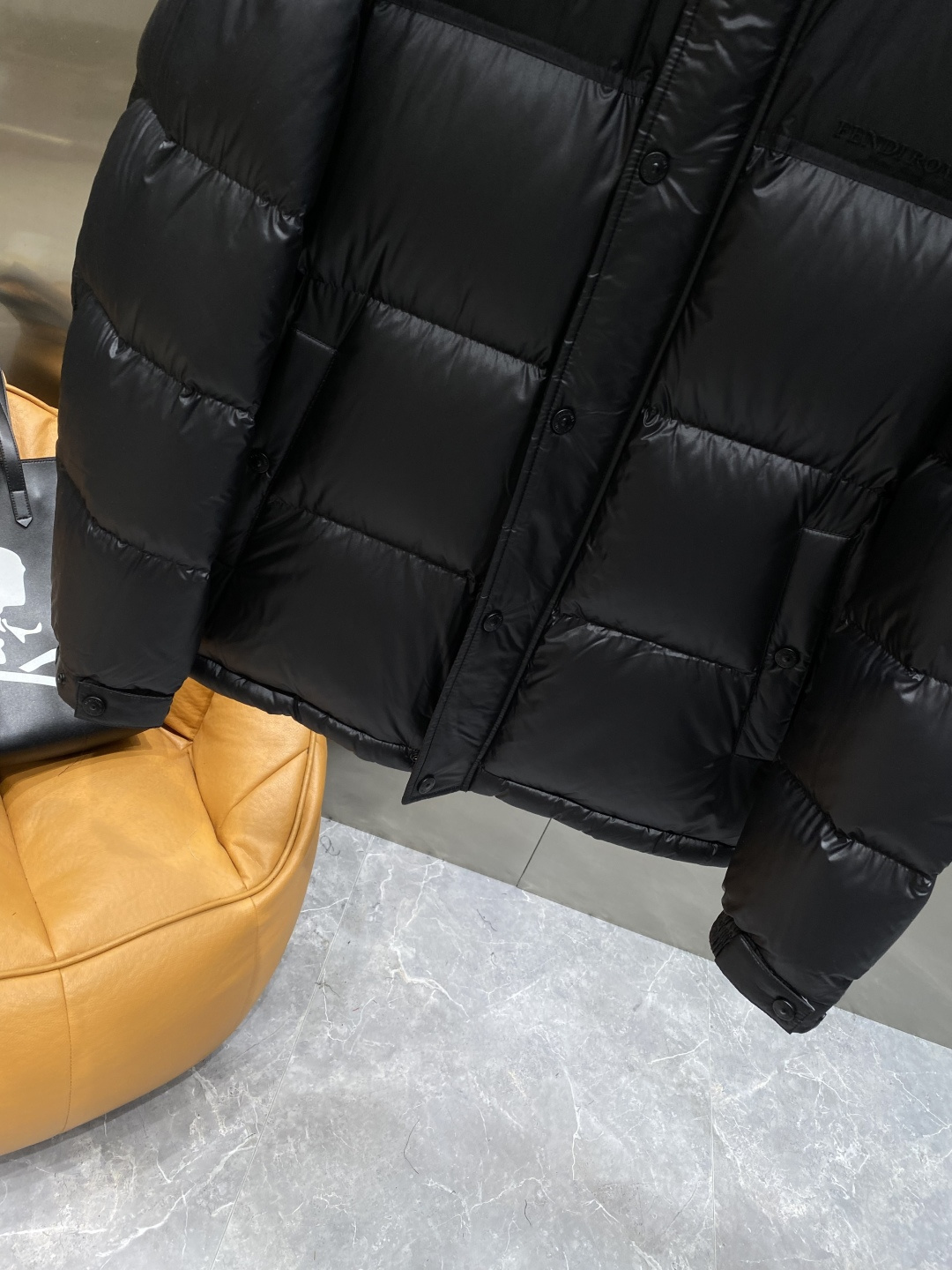 《𝙉𝙚𝙬🤍🖤芬家》独家专供秋冬新款羽绒服。贸易公司渠道稀出，降温天气必备的保暖单品，不论是日常还是户外运
